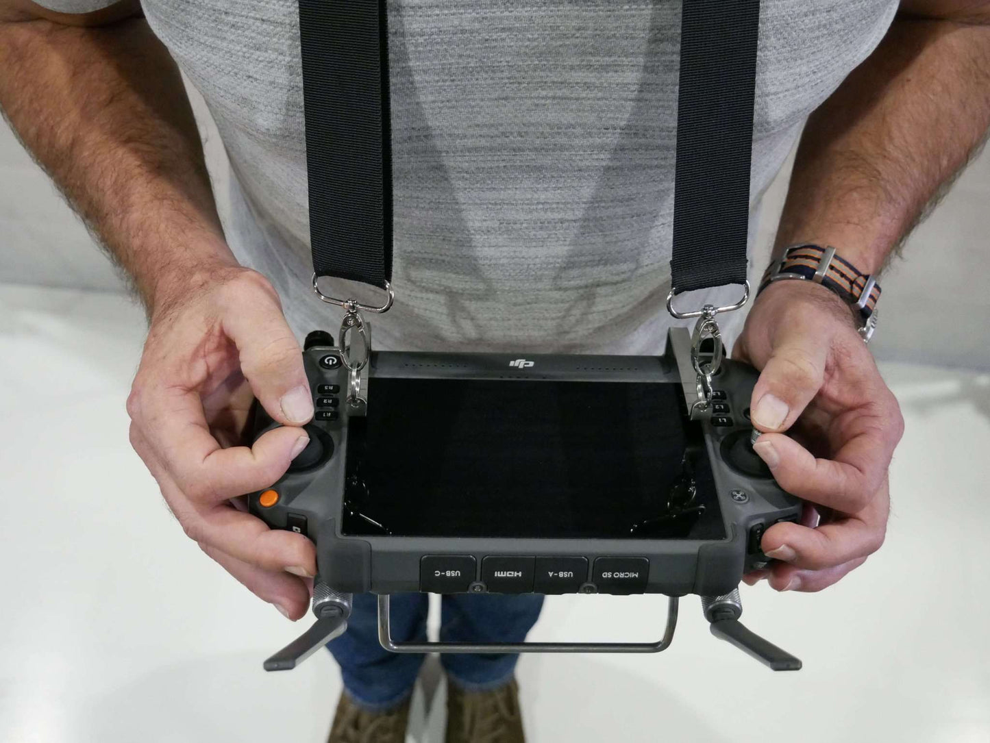 Halter mit Halsgurt für den DJI RC-Plus Controller in Bedienung