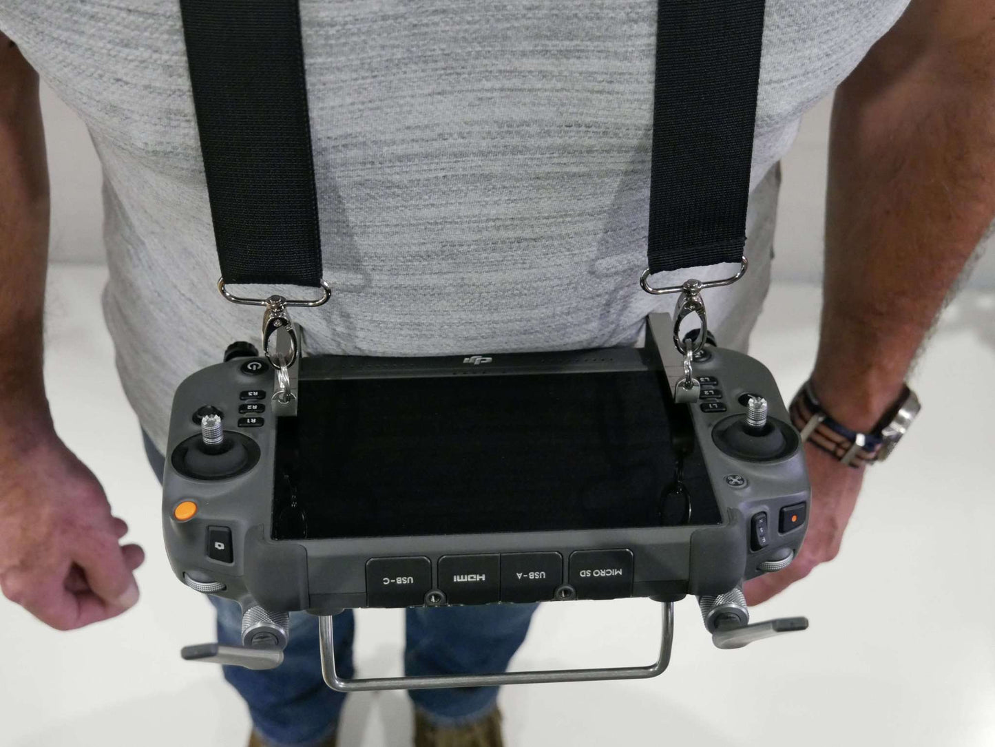 Halter mit Halsgurt für den DJI RC-Plus Controller umgehangen