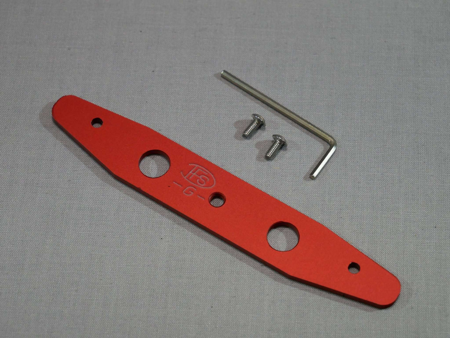 Lieferumfang:1x Stativhalter Aluminium rot/schwarz eloxiert, 2x Inbussschrauben, 1x Inbussschlüssel