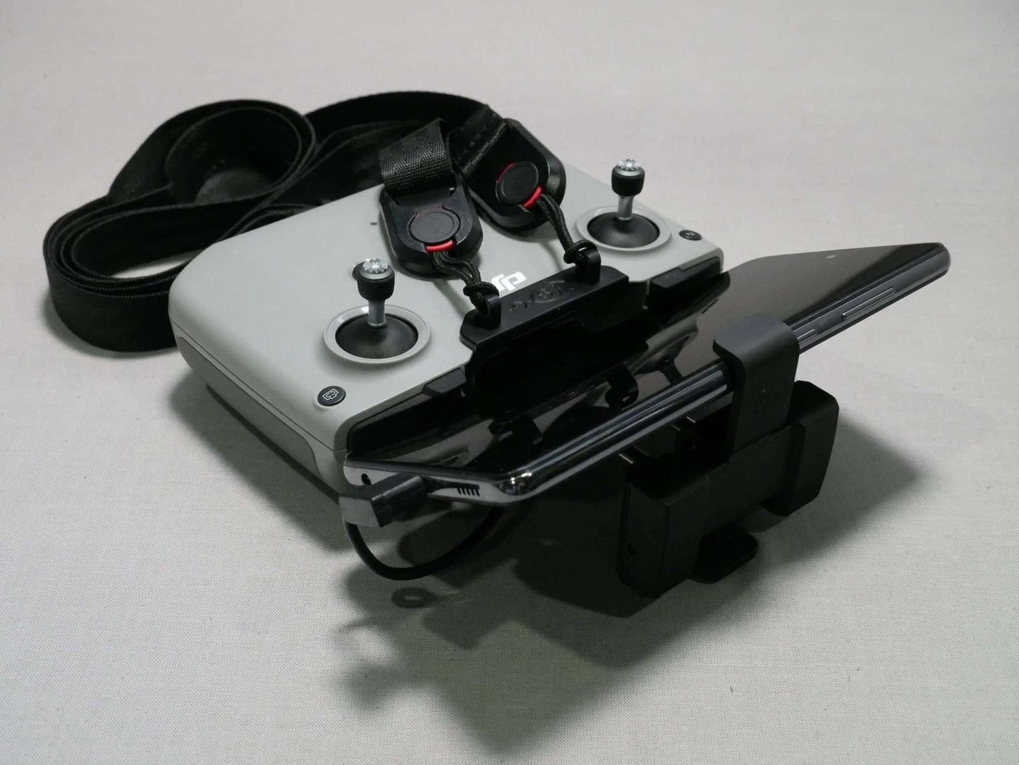 Halter mit Tragegurt schwarz für den DJI RC N1/ N2 Controller mit angebrachtem Tablethalter & Tablet