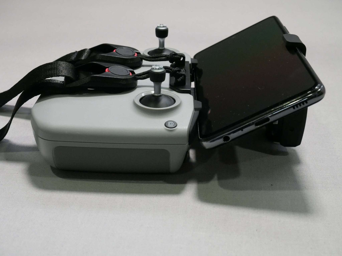 Tablethalter schwarz angebracht an DJI RC N1/ RC N2 Controller mit 6 Zoll Tablet Seitenansicht