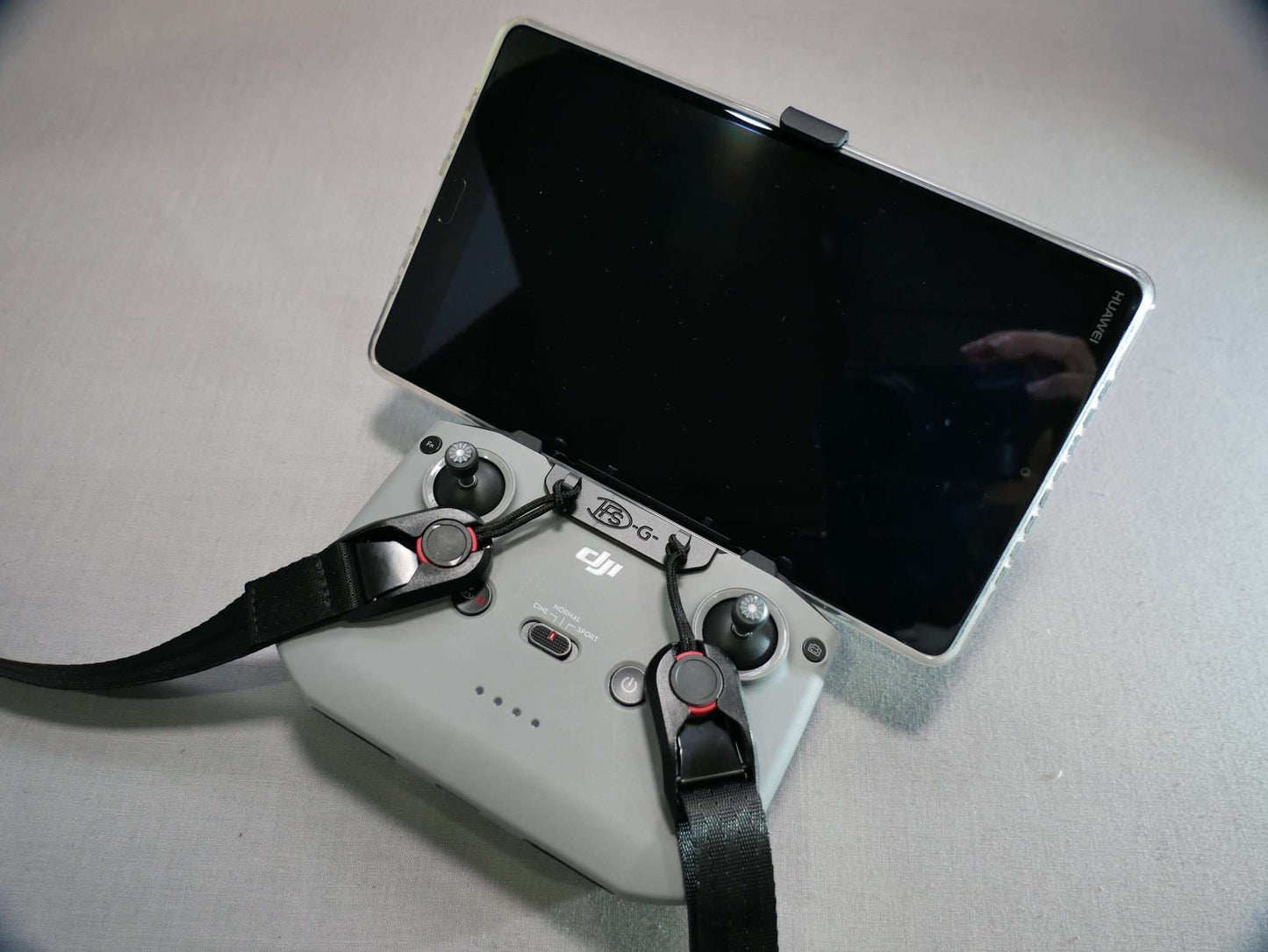 Tablethalter schwarz angebracht an DJI RC N1/ RC N2 Controller mit 8 Zoll Tablet Draufsicht