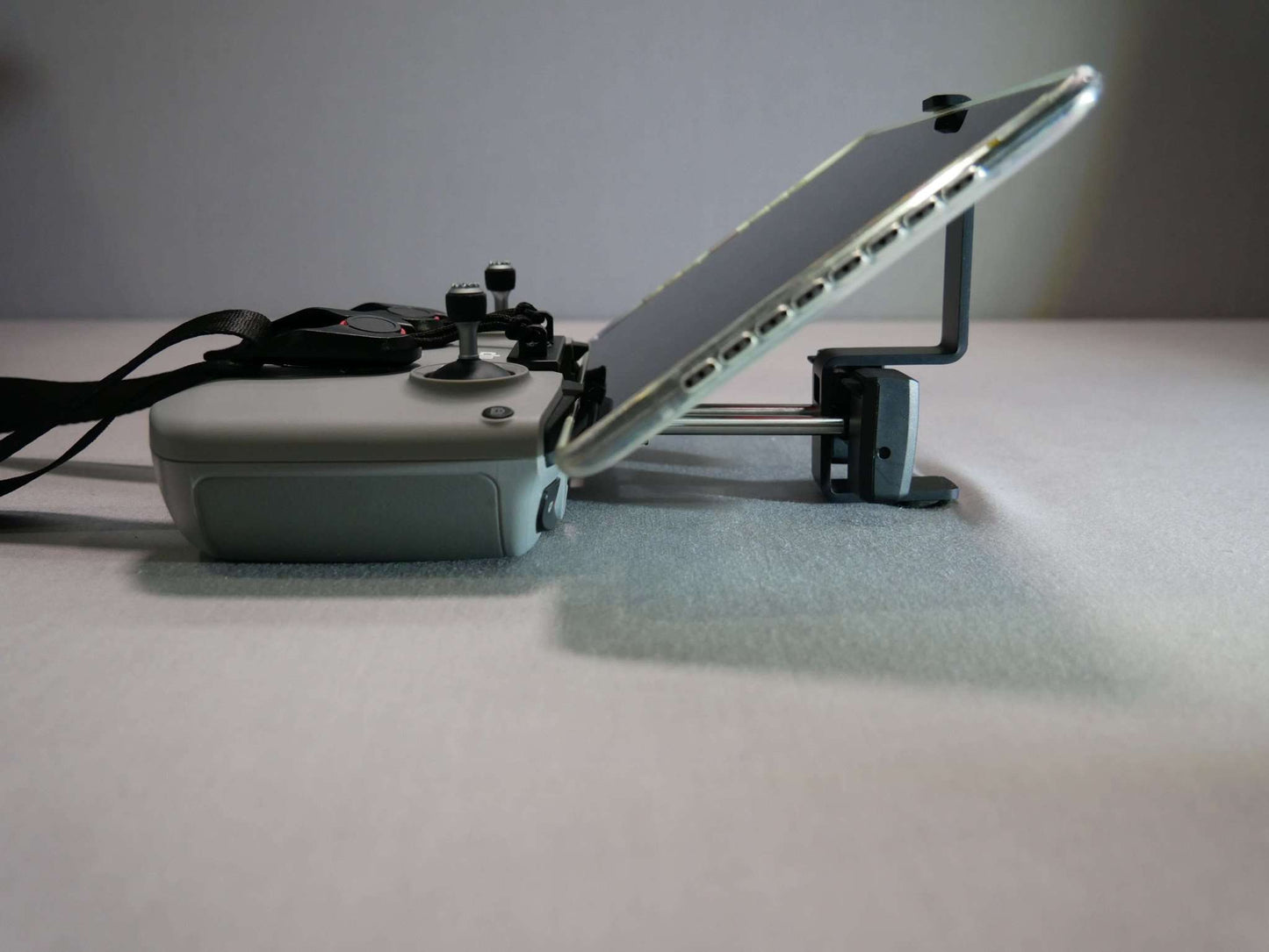 Tablethalter schwarz angebracht an DJI RC N1/ RC N2 Controller mit 8 Zoll Tablet Seitenansicht