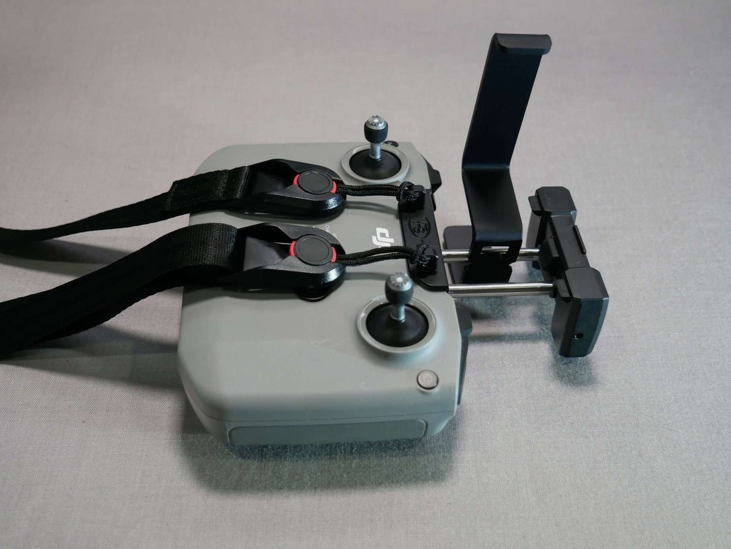 Tablethalter schwarz für DJI RC N1 / RC N2 Controller im ersten Montageschritt.