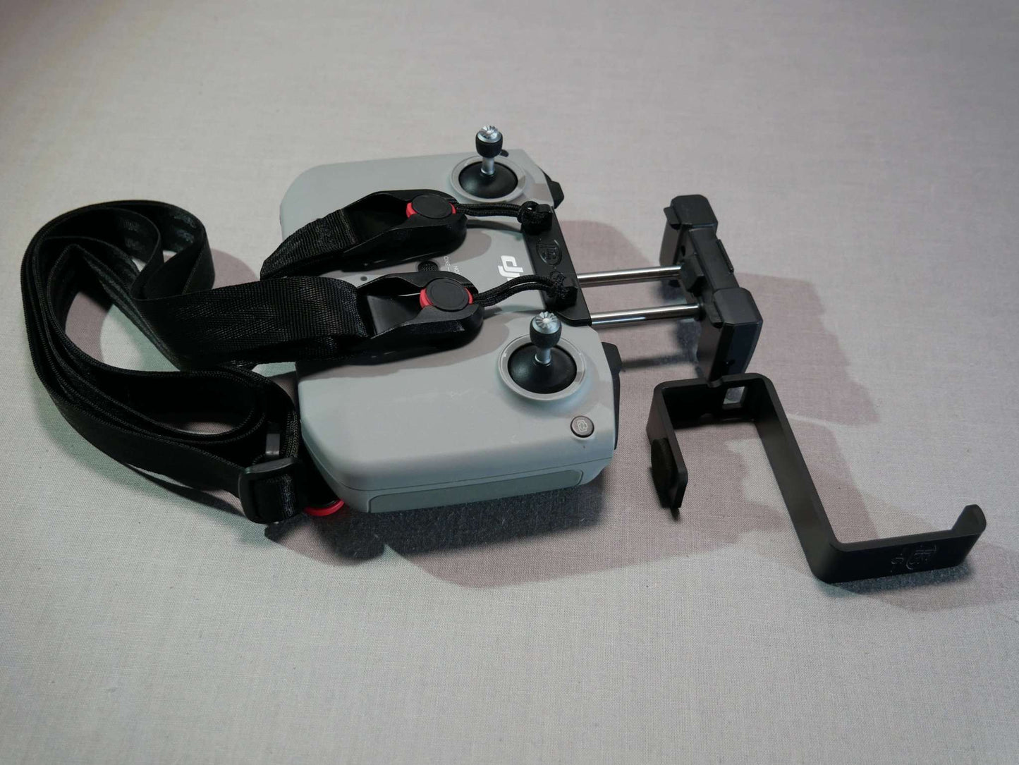 Tablethalter schwarz für DJI RC N1 / RC N2 Controller im ersten Montageschritt.