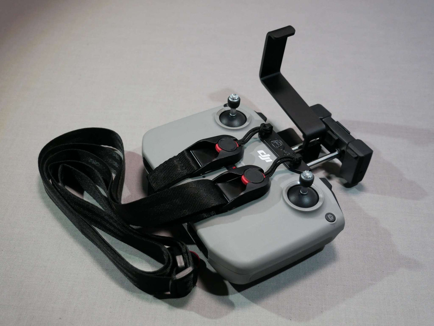 Tablethalter schwarz für DJI RC N1 / RC N2 Controller fertig montiert zur Aufnahme des 10“ Tablets