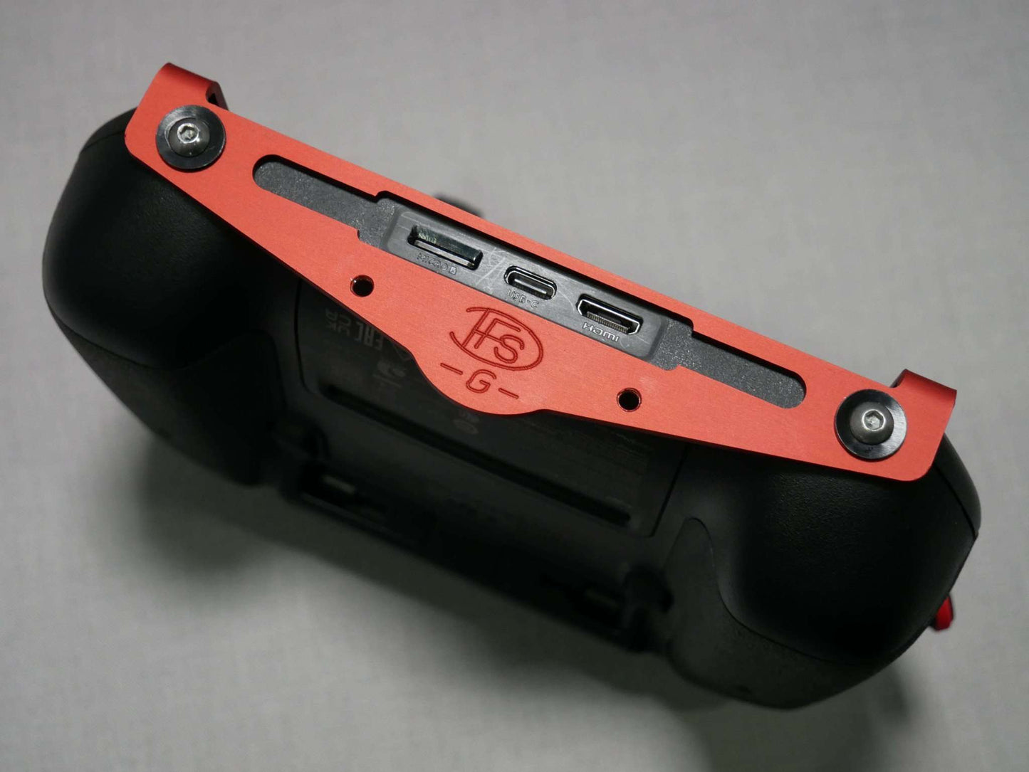 Halter ohne Halsgurt in rot am DJI RC Pro Controller