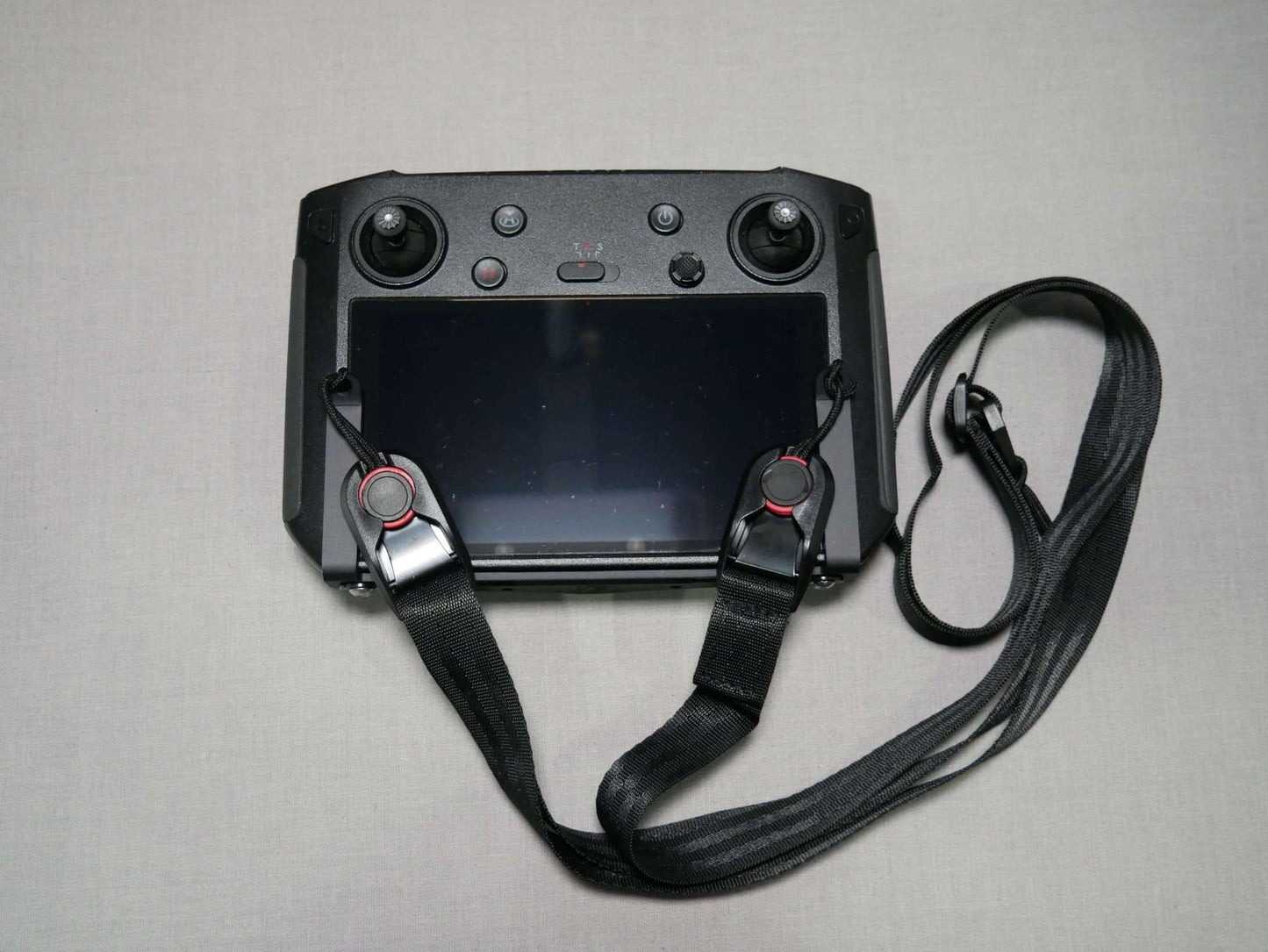 Halter mit Tragegurt schwarz am DJI Smart Controller