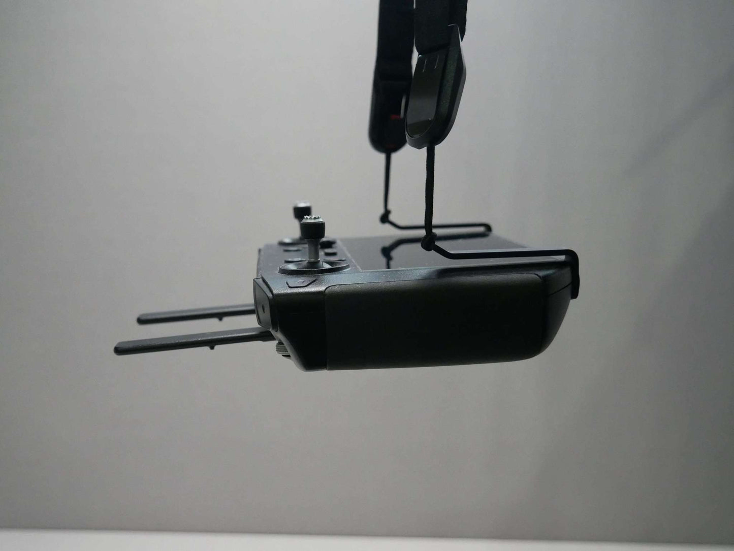 Halter mit Halsgurt in schwarz am DJI Smart Controller Seitenansicht