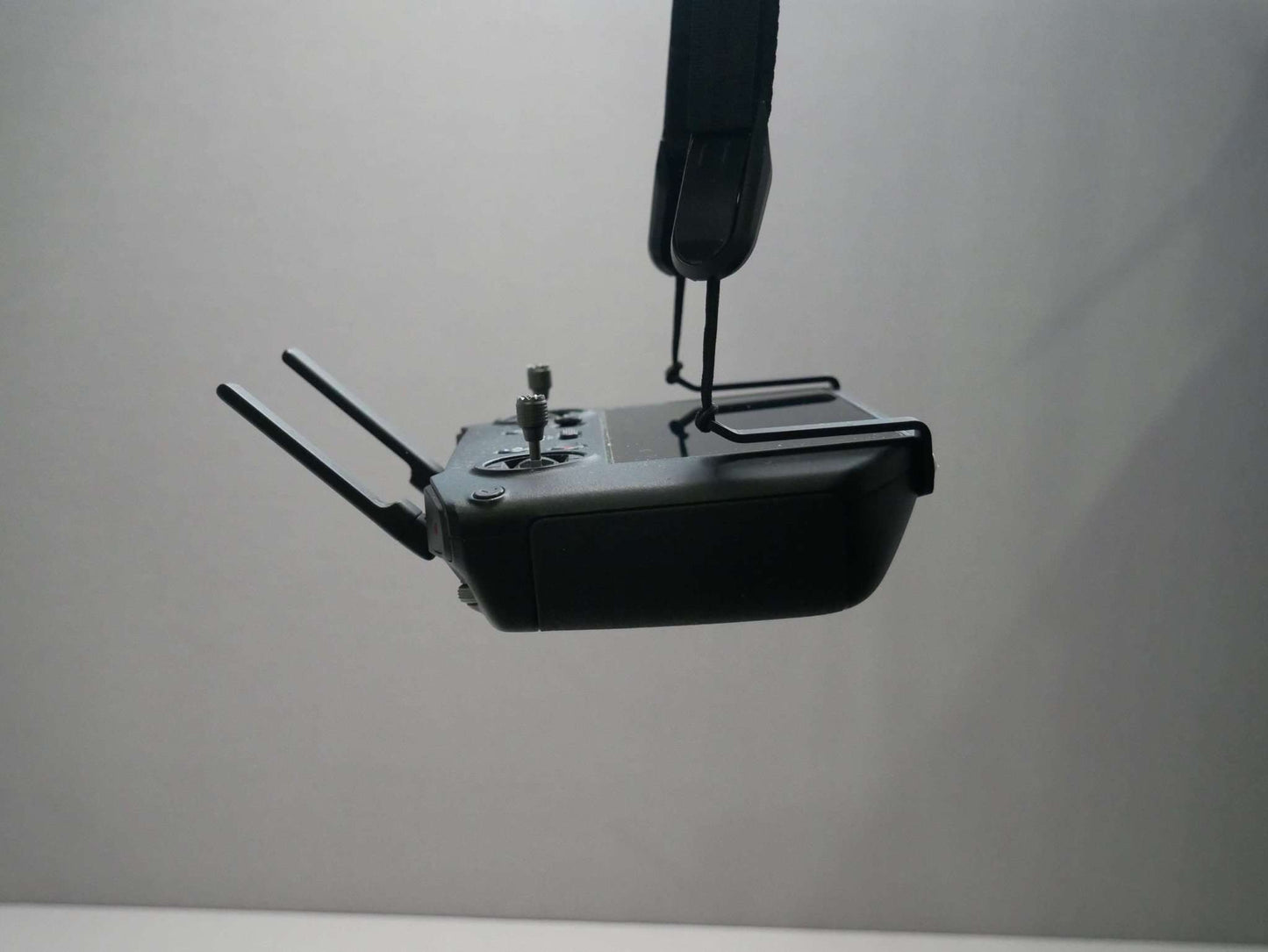 Halter mit Halsgurt in schwarz am DJI RC Pro Controller Seitenansicht