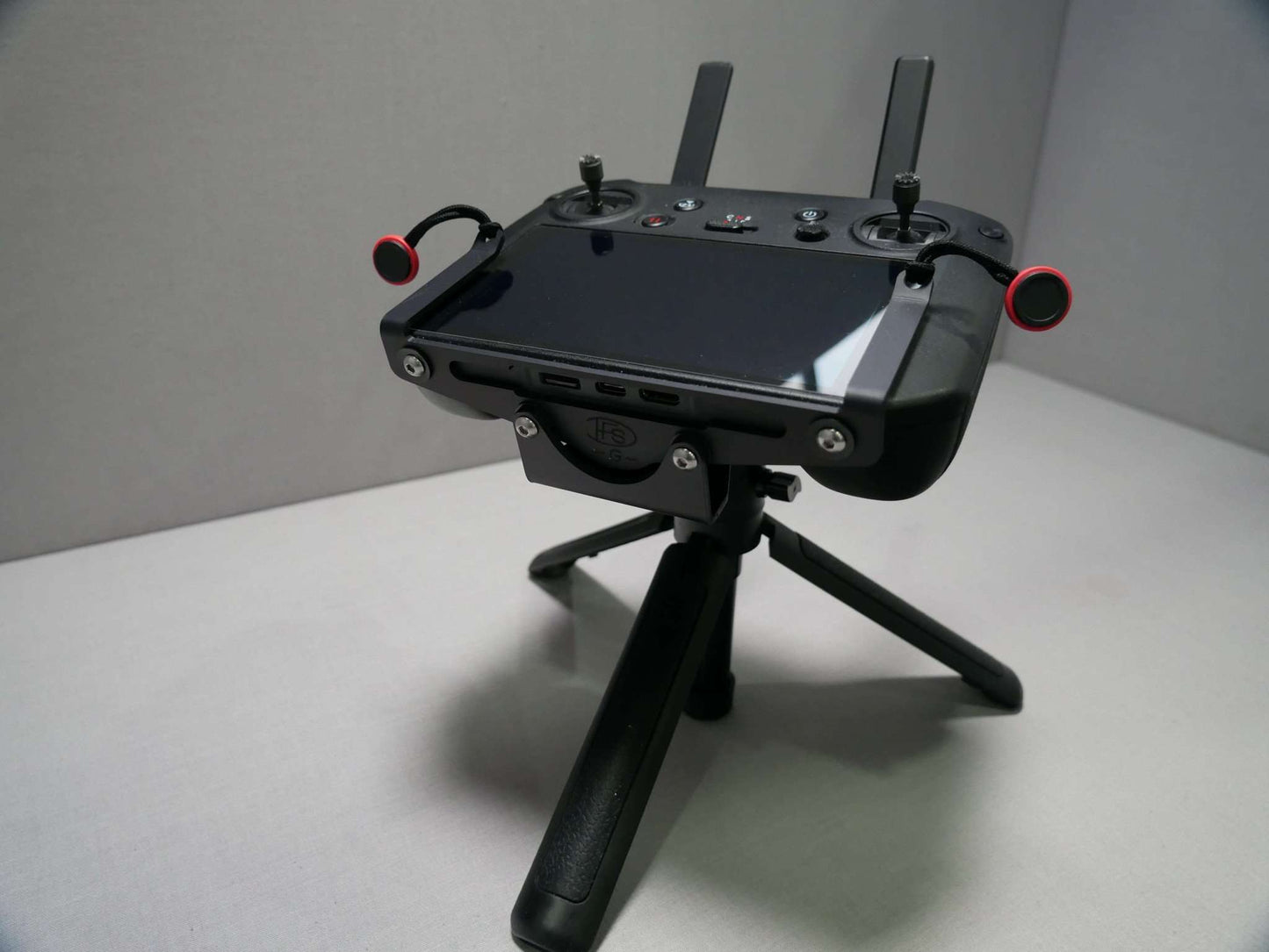 Montierter DFS-G- Stativhalter schwarz am DJI RC-Pro Controller, Halter für Halsgurt & Stativ