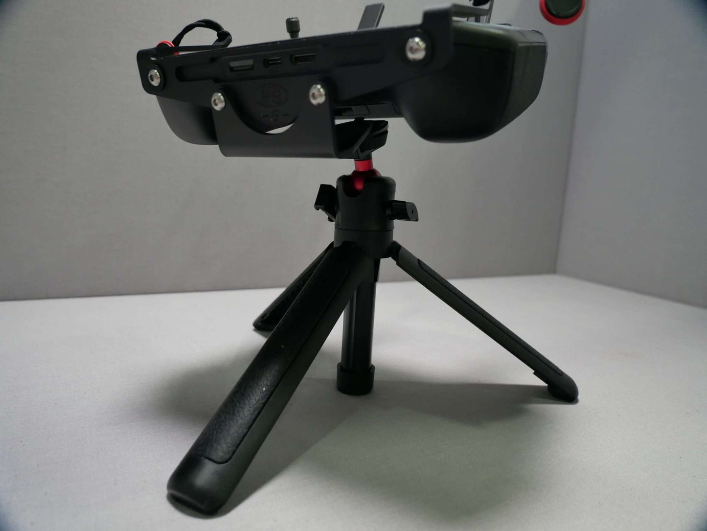 Montierter DFS-G- Stativhalter in schwarz am DJI RC-Pro Controller mit Halter für Halsgurt & Stativ