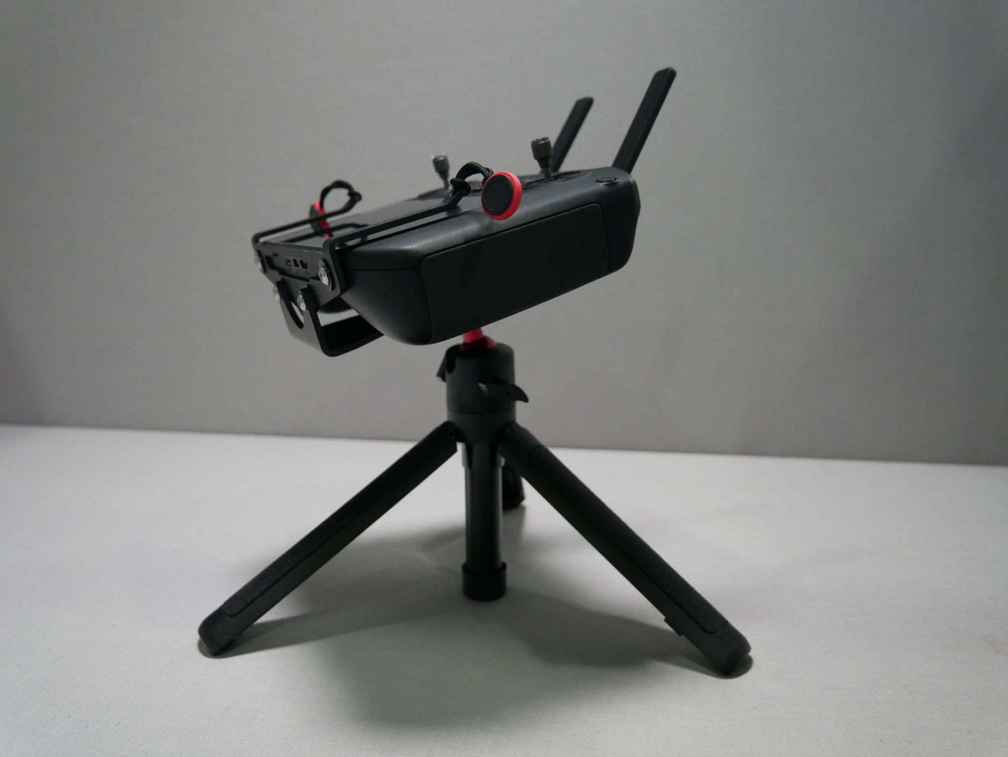 Montierter DFS-G- Stativhalter in schwarz am DJI RC-Pro Controller mit Halter für Halsgurt & Stativ