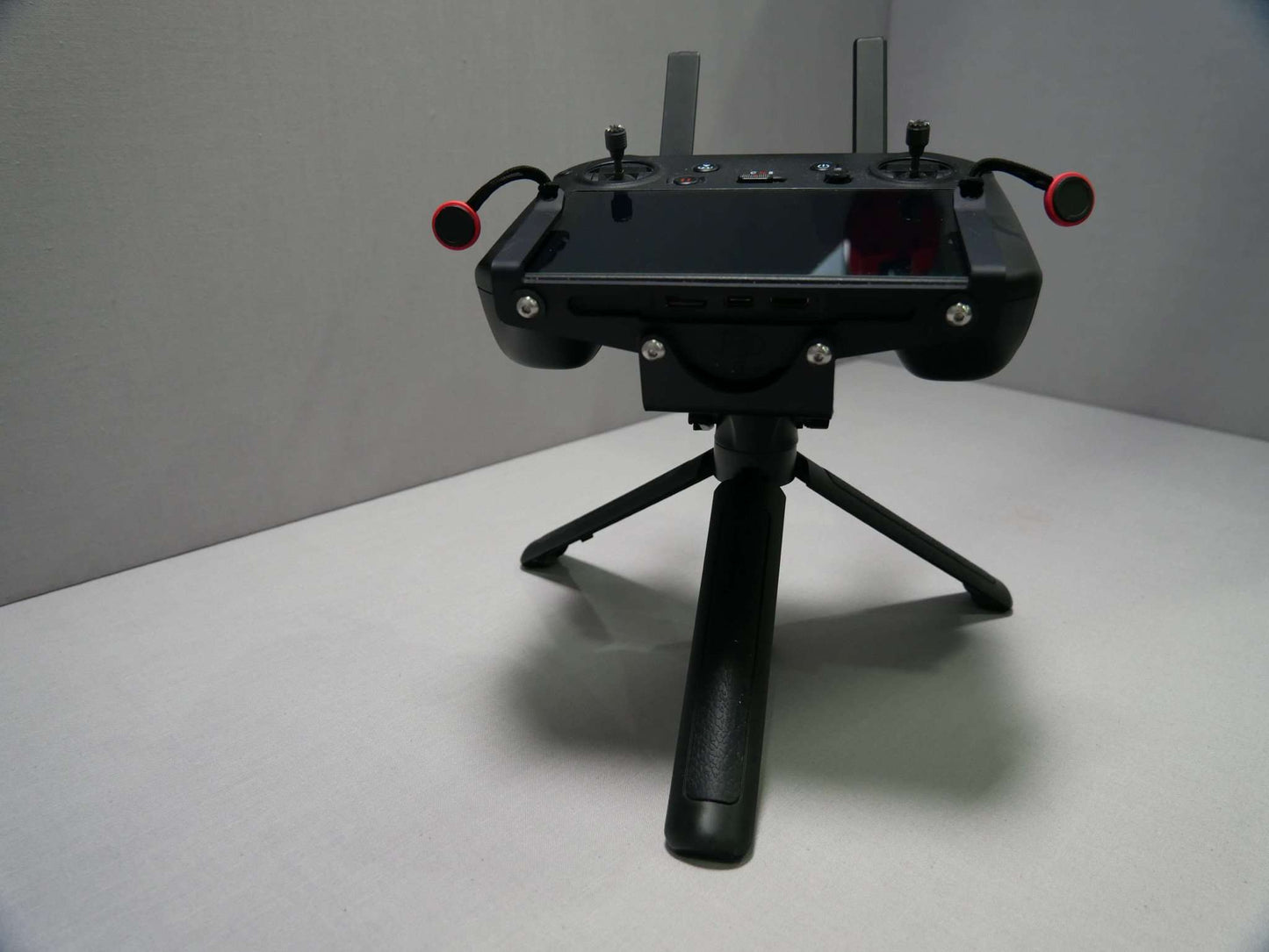 Halter ohne Halsgurt in schwarz am DJI RC Pro Controller mit Tripodhalter/Stativhalter in schwarz