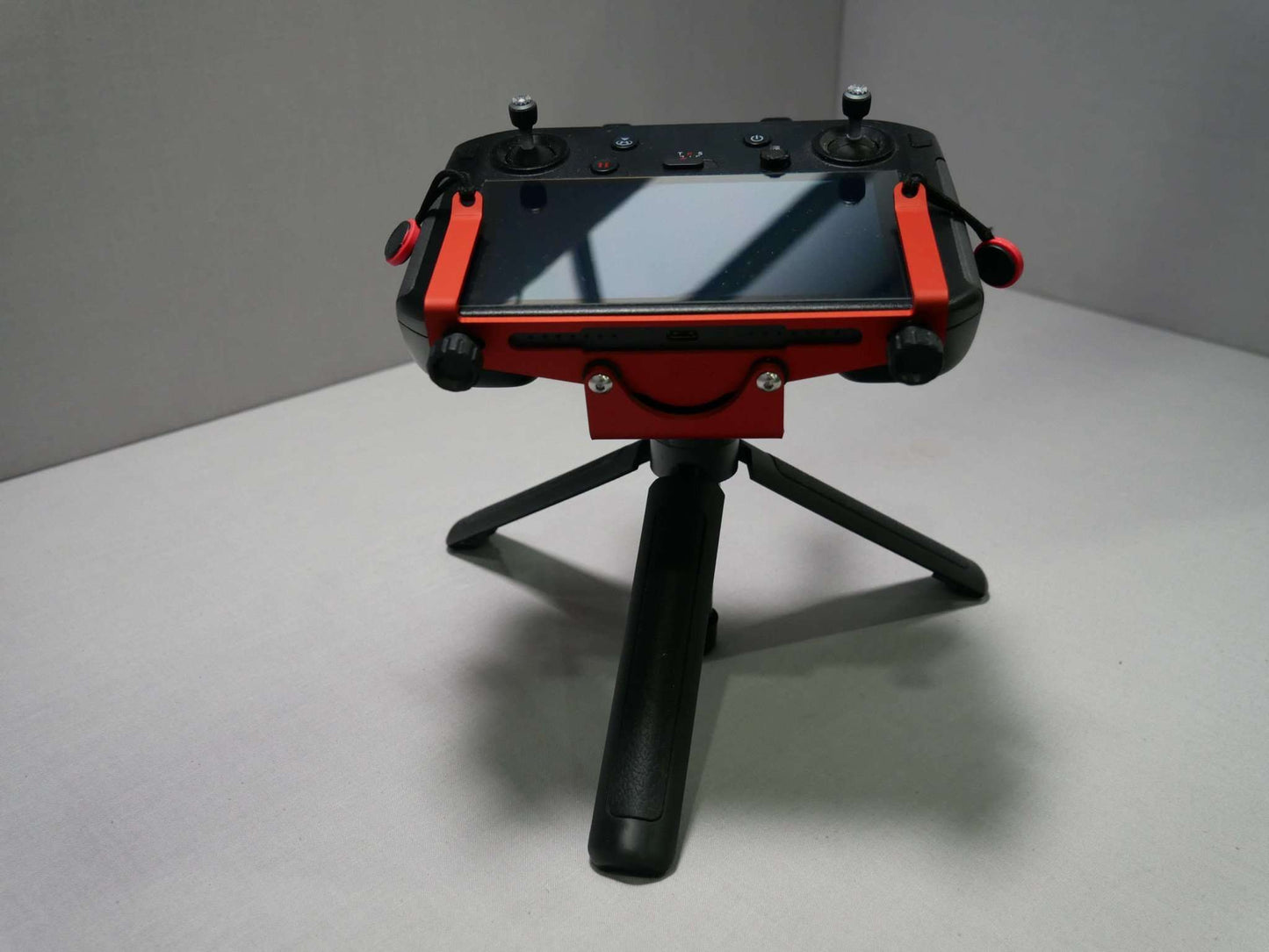 Montierter DFS-G- Stativhalter in rot am DJI Smart Controller mit Halter für Halsgurt & Stativ