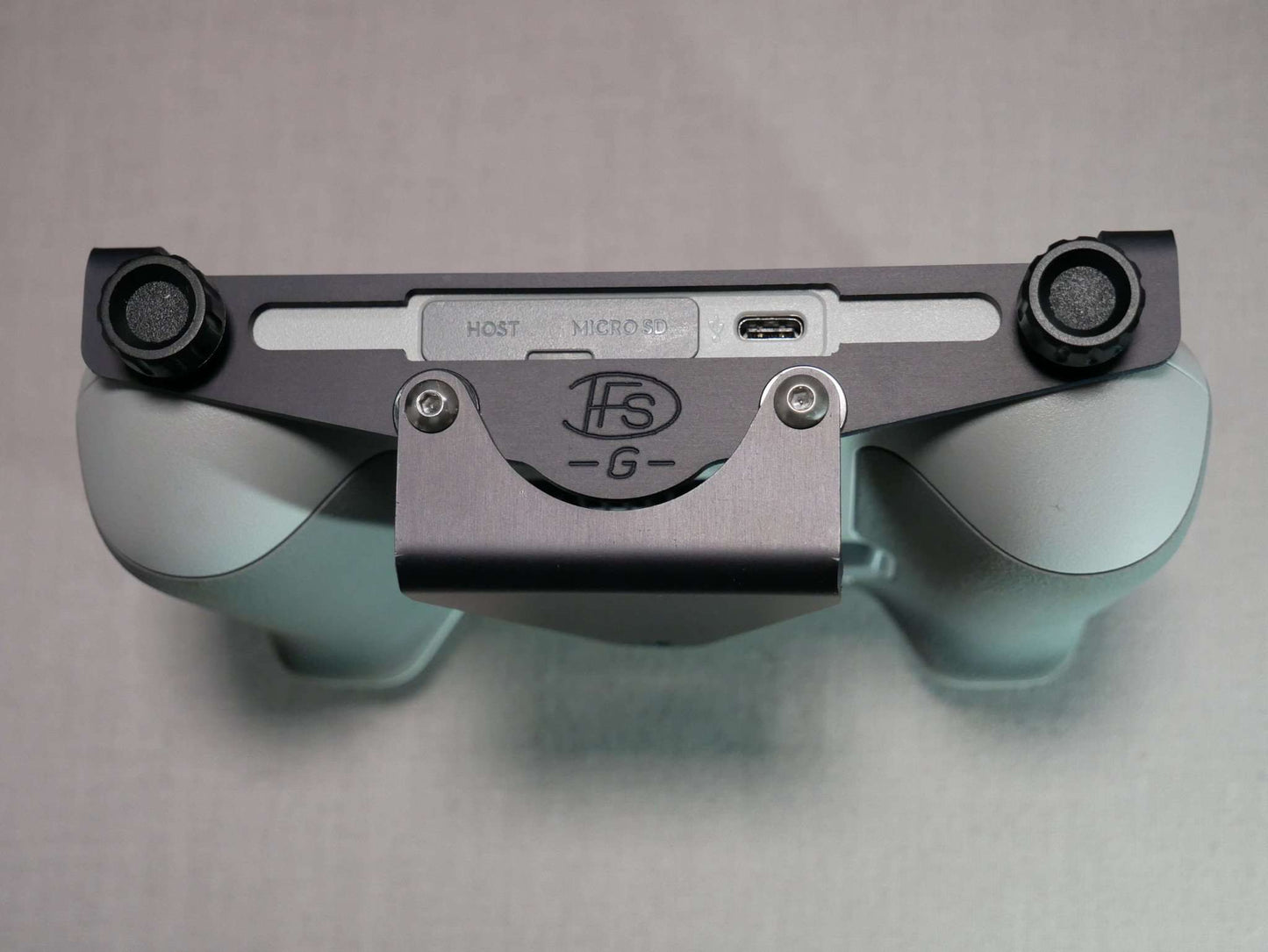 Vollständig montierter DFS-G- Stativhalter schwarz am DJI RC Controller. Draufsicht