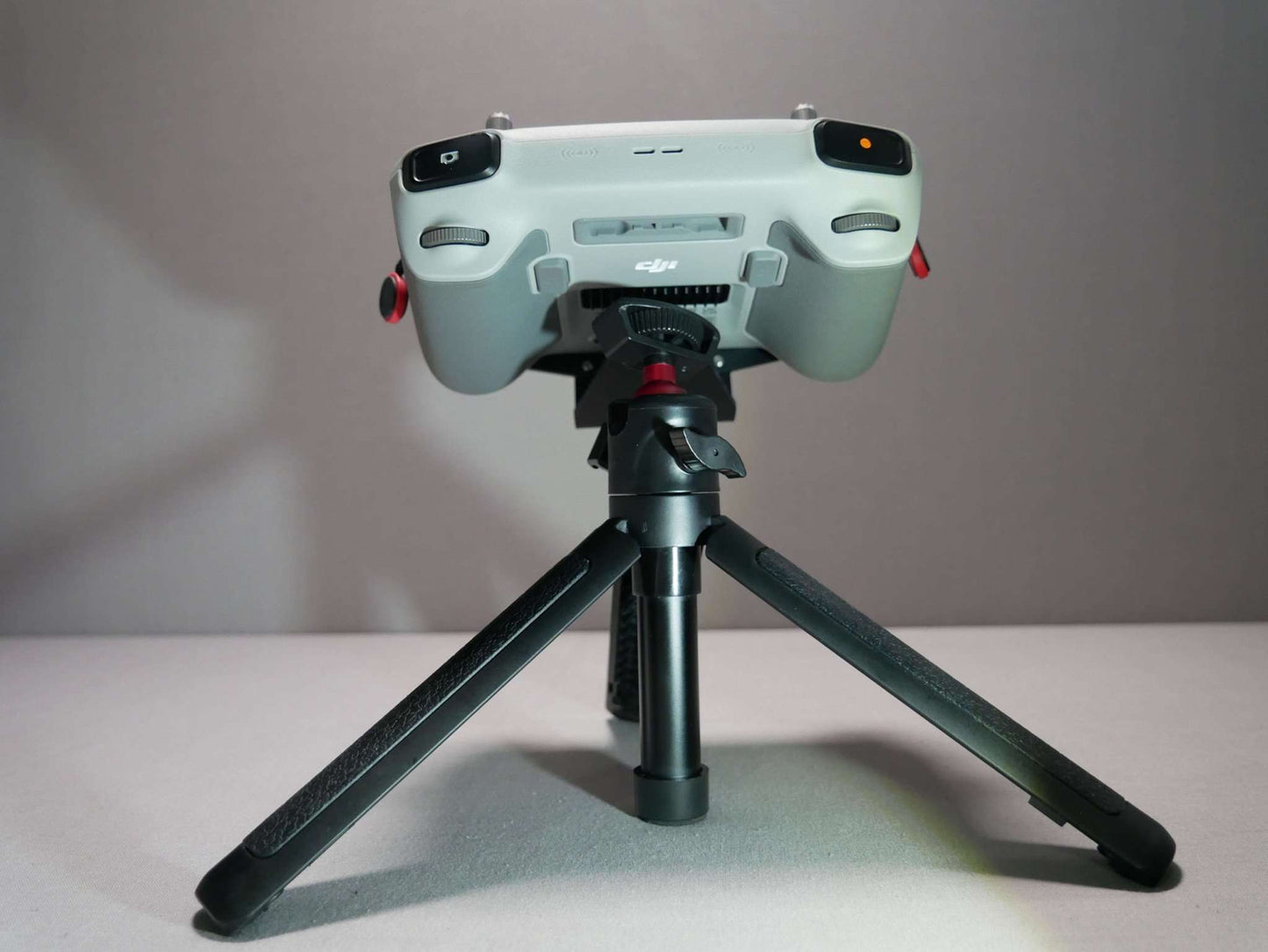 Montierter DFS-G- Stativhalter in rot am DJI RC Controller mit Halter für Halsgurt & Stativ