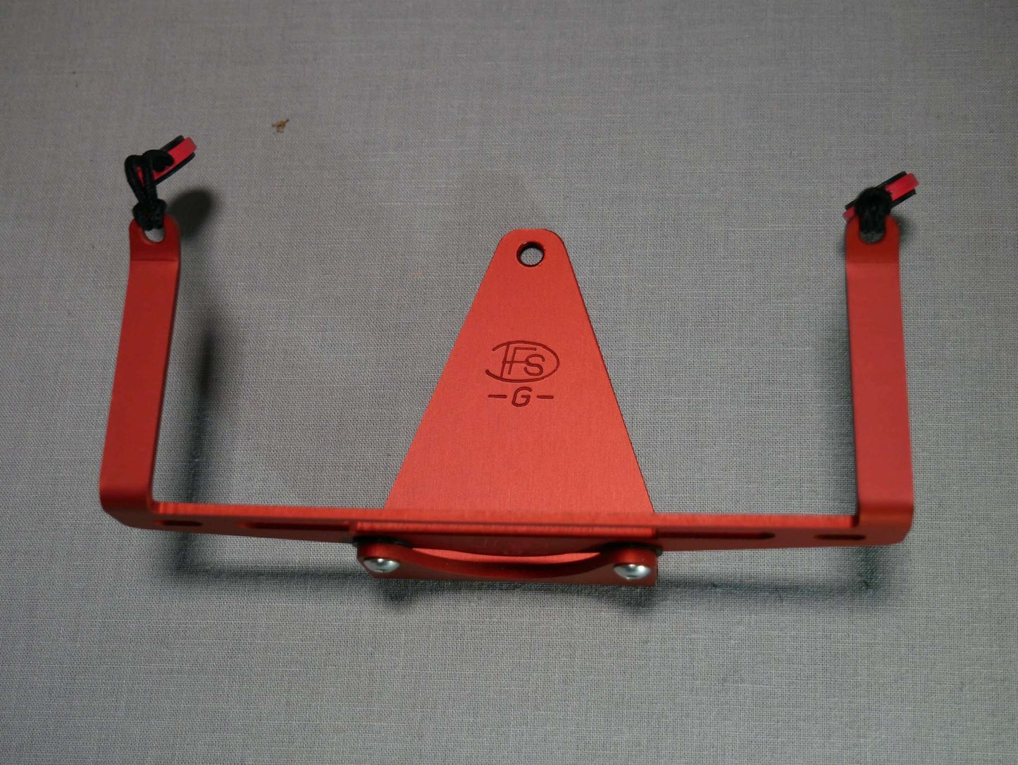 Halter ohne Halsgurt in rot mit rotem Tripodhalter