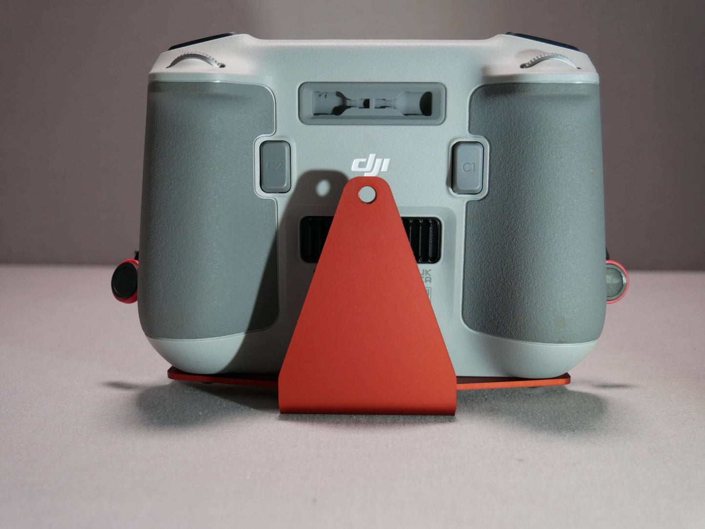 Montierter DFS-G- Stativhalter in rot am DJI RC Controller mit Halter für Halsgurt. Rückansicht