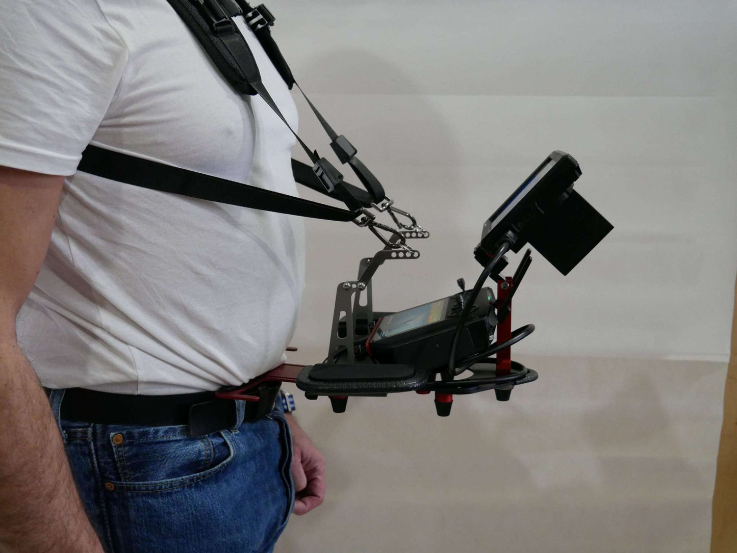 Montierter DFS-G- Monitorhalter mit Tragegurt, Senderpult & DJI RC-Pro Controller. Seitenansicht