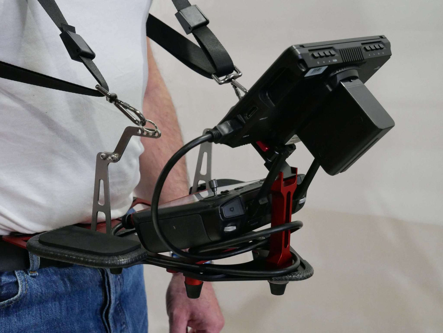 Montierter DFS-G- Monitorhalter mit Tragegurt, Senderpult & DJI RC-Pro Controller. Seitenansicht