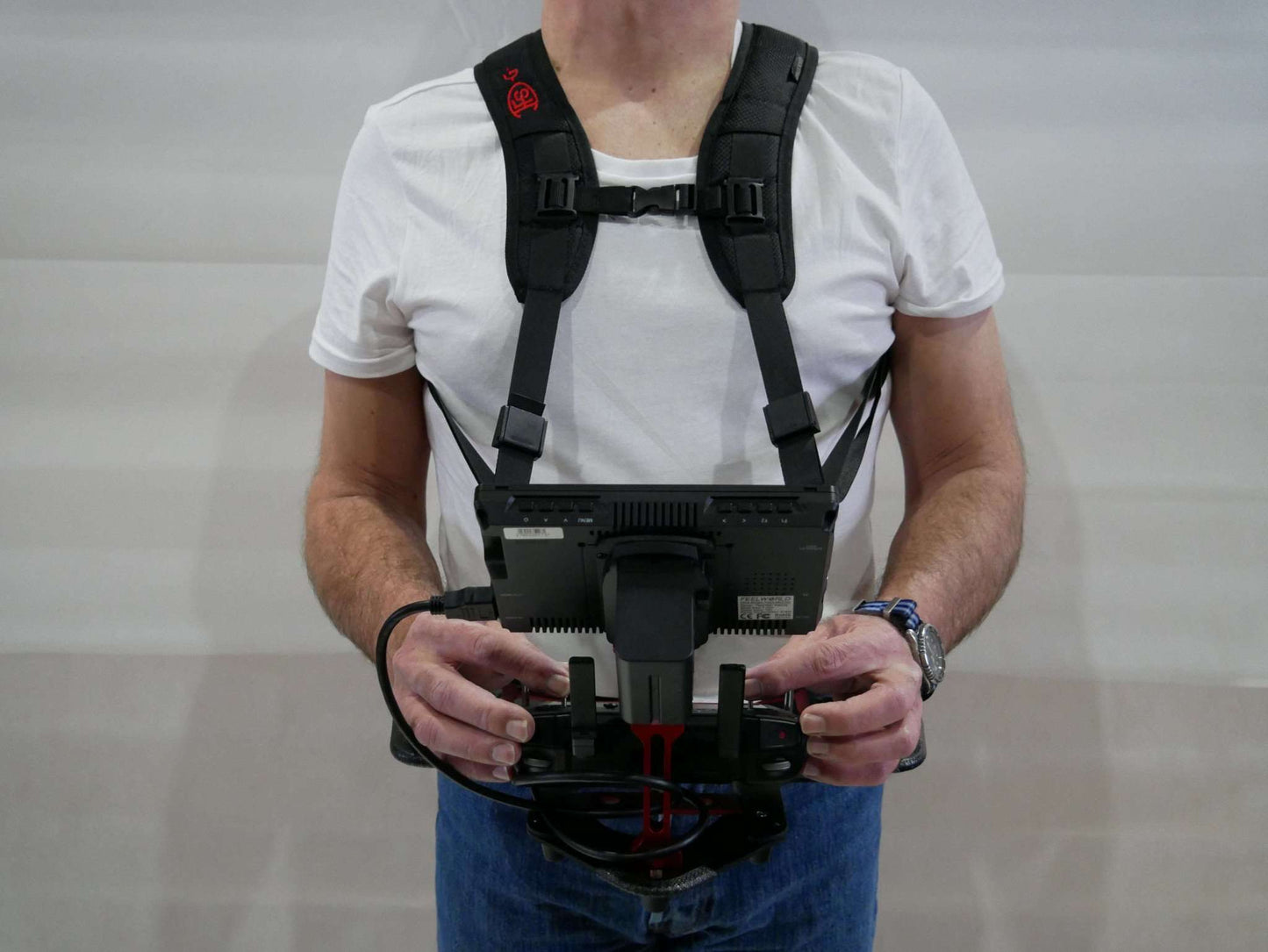 Montierter DFS-G- Monitorhalter mit Tragegurt, Senderpult & DJI RC-Pro Controller. Vorderansicht
