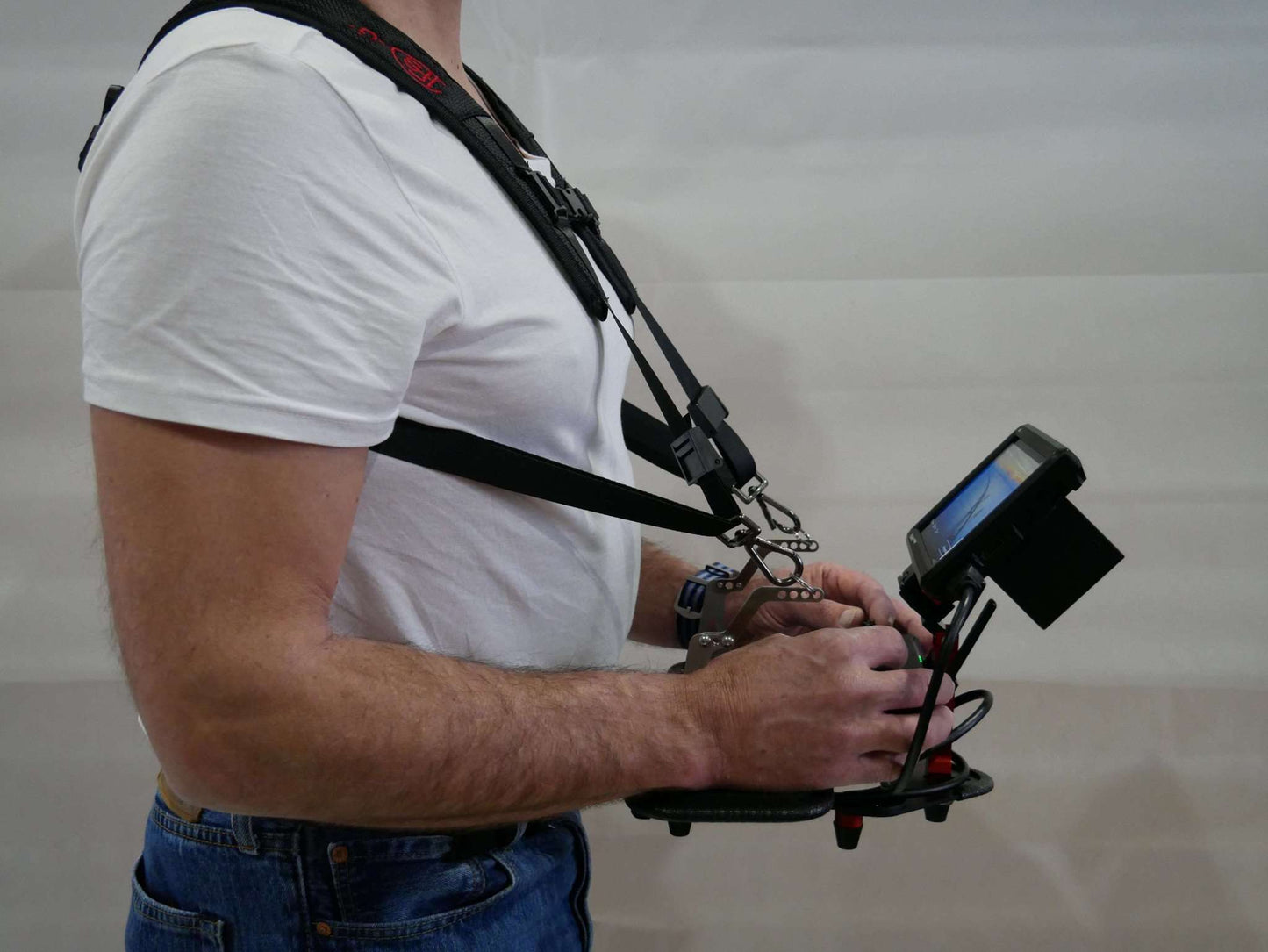 Montierter DFS-G- Monitorhalter mit Tragegurt, Senderpult & DJI RC-Pro Controller. Seitenansicht