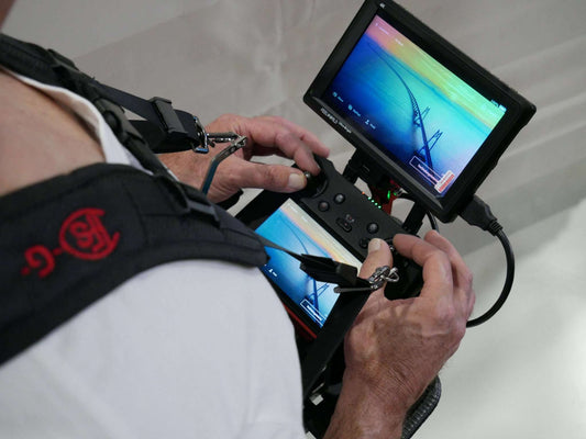 Montierter DFS-G- Monitorhalter getragen, Tragegurt, Senderpult & DJI RC-Pro Controller, Draufsicht