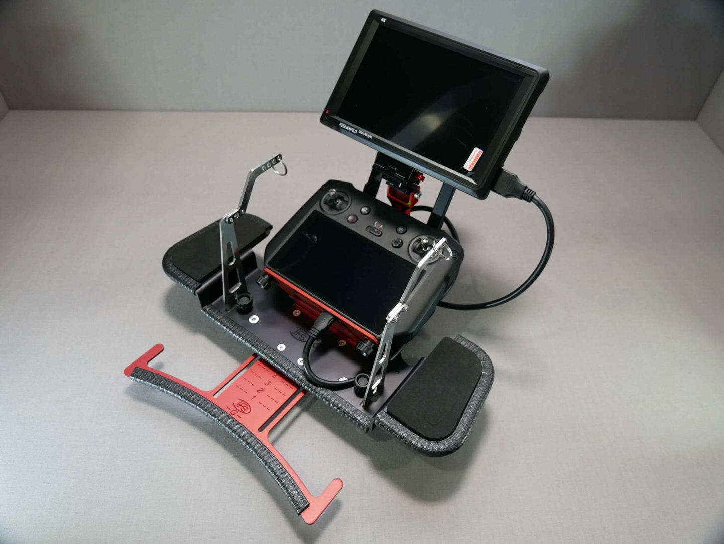 Montierter DFS-G- Monitorhalter, Monitor, DJI RC-Pro Controller, Senderpult & Halter für Tragegurt