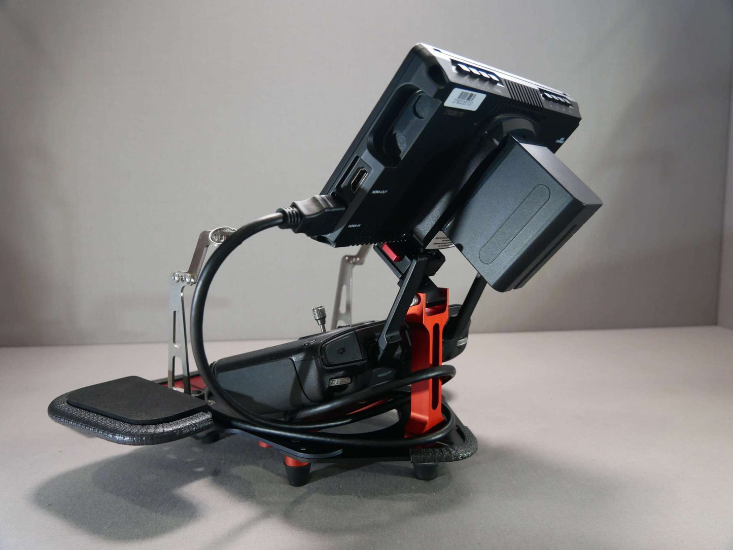 Montierter DFS-G- Monitorhalter mit Halter für Tragegurt, Senderpult & DJI RC-Pro Controller