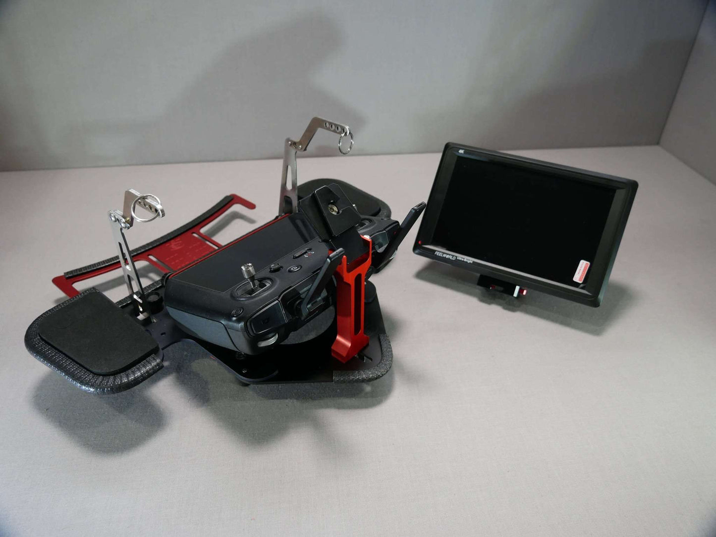 Montierter DFS-G- Monitorhalter am Senderpult & DJI RC-Pro Controller mit demontiertem Monitor