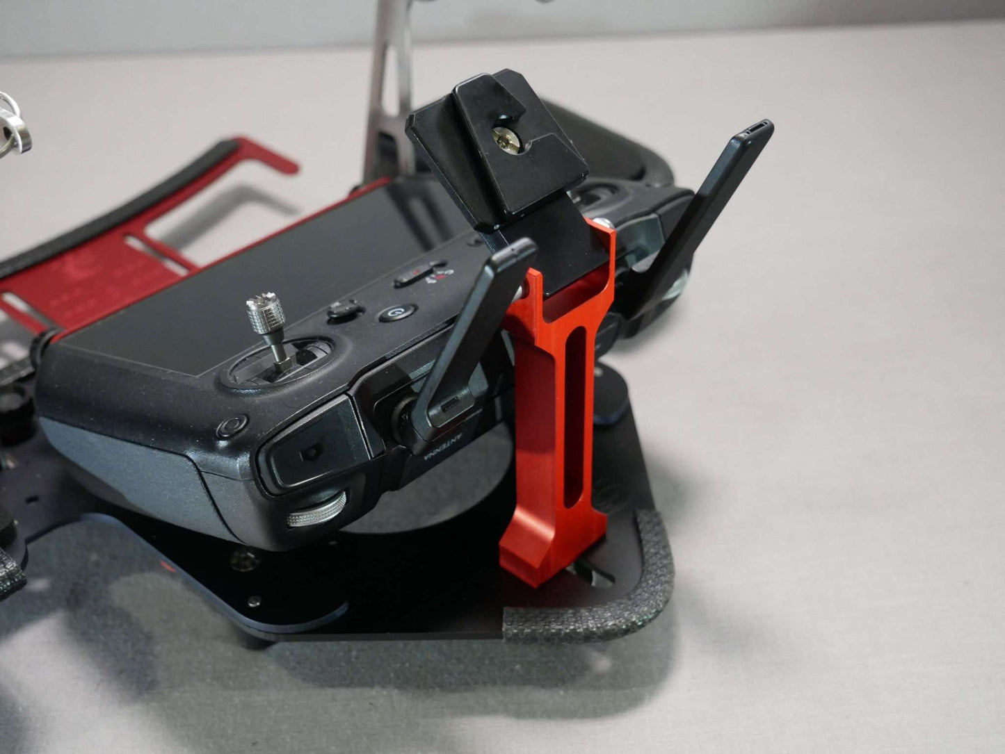 Montierter DFS-G- Monitorhalter am Senderpult & DJI RC-Pro Controller. Nähere Draufsicht
