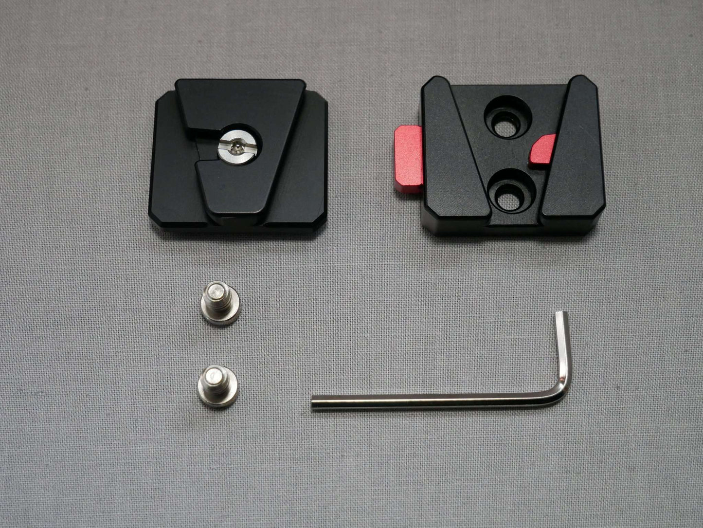 Lieferumfang: 1x Quick Release Kameraschuh, 2x Schrauben 1/4" Kameragewinde, 1x Inbussschlüssel