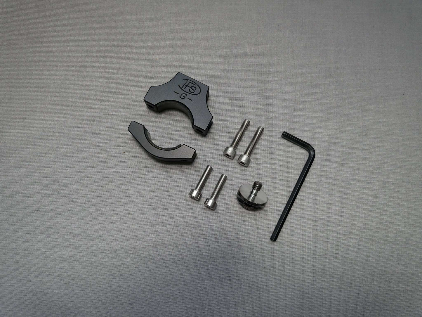 Lieferumfang: 2 Schraube M5 x 20 2 Schraube M5 x 25 1 Halter 1 Schraube G1/4 Zoll 1 Inbussschlüssel