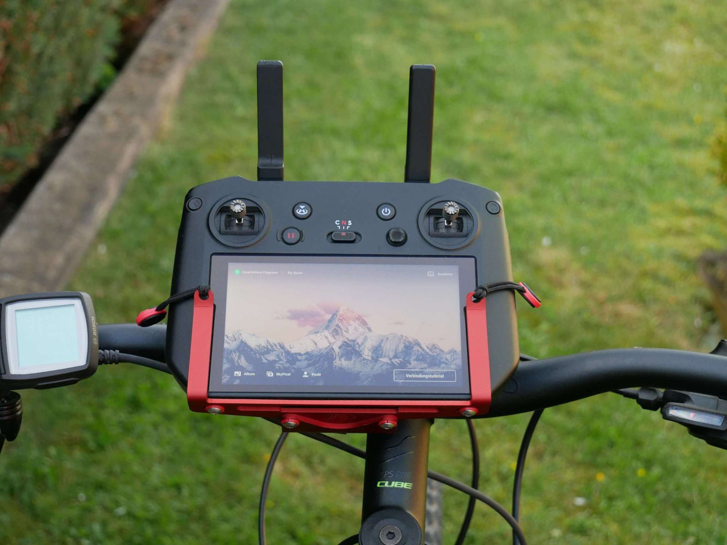Montierter Lenkradhalter mit Stativhalter & Halter mit Halsgurt am DJI RC Pro Controller am Fahrrad