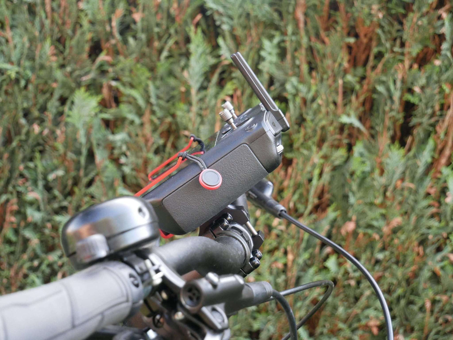 Lenkradhalter mit DJI RC Plus Controller, Stativhalter & Halter für Halsgurt am Fahrrad. Seitenansicht