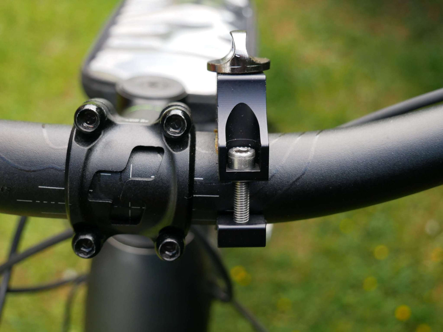 Nähere Vorderansicht auf die Verschraubung des Lenkradhalters montiert am Fahrrad