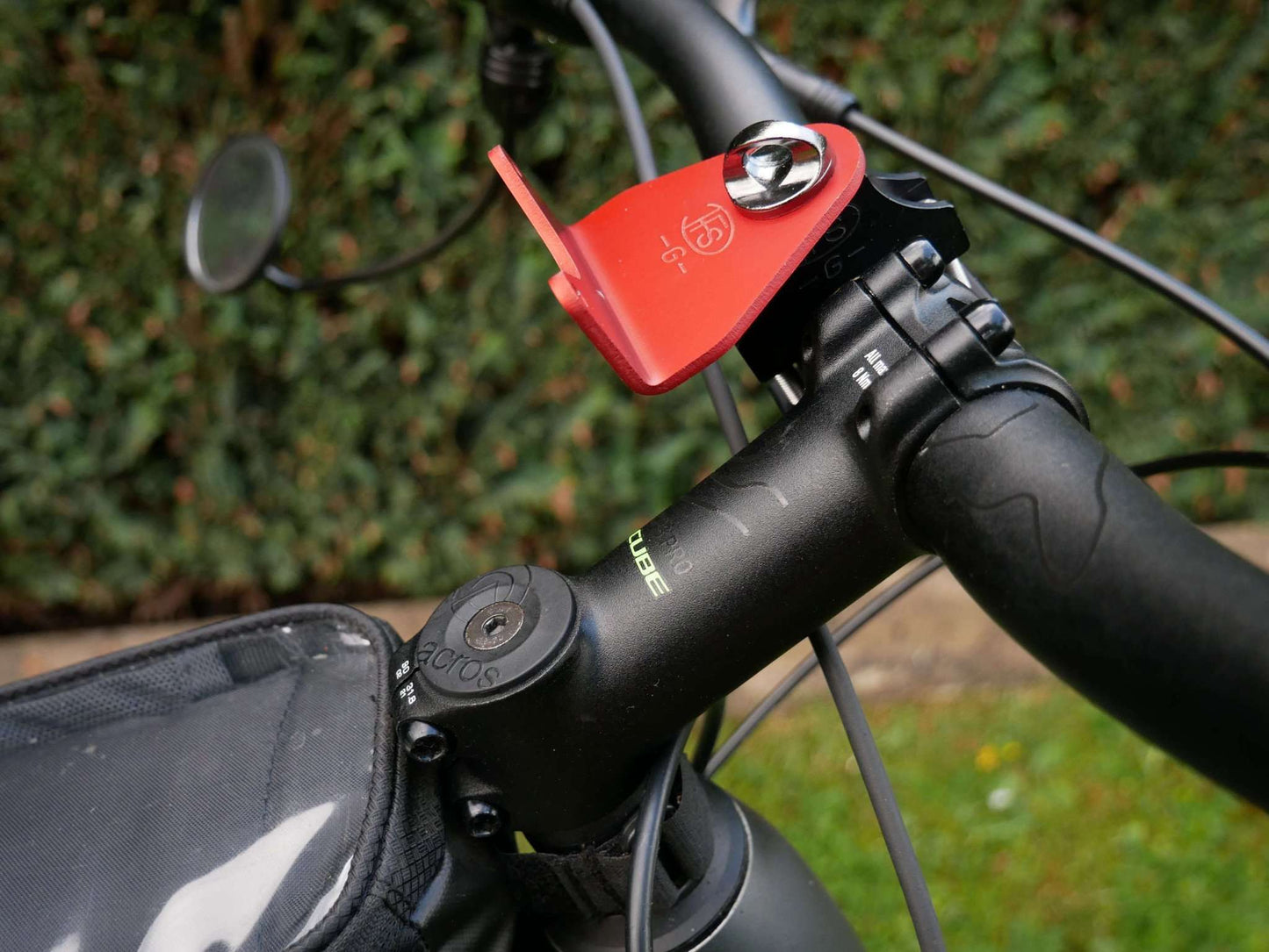 Seitenansicht Lenkradhalter vollständig montiert mit Stativhalter am Fahrrad