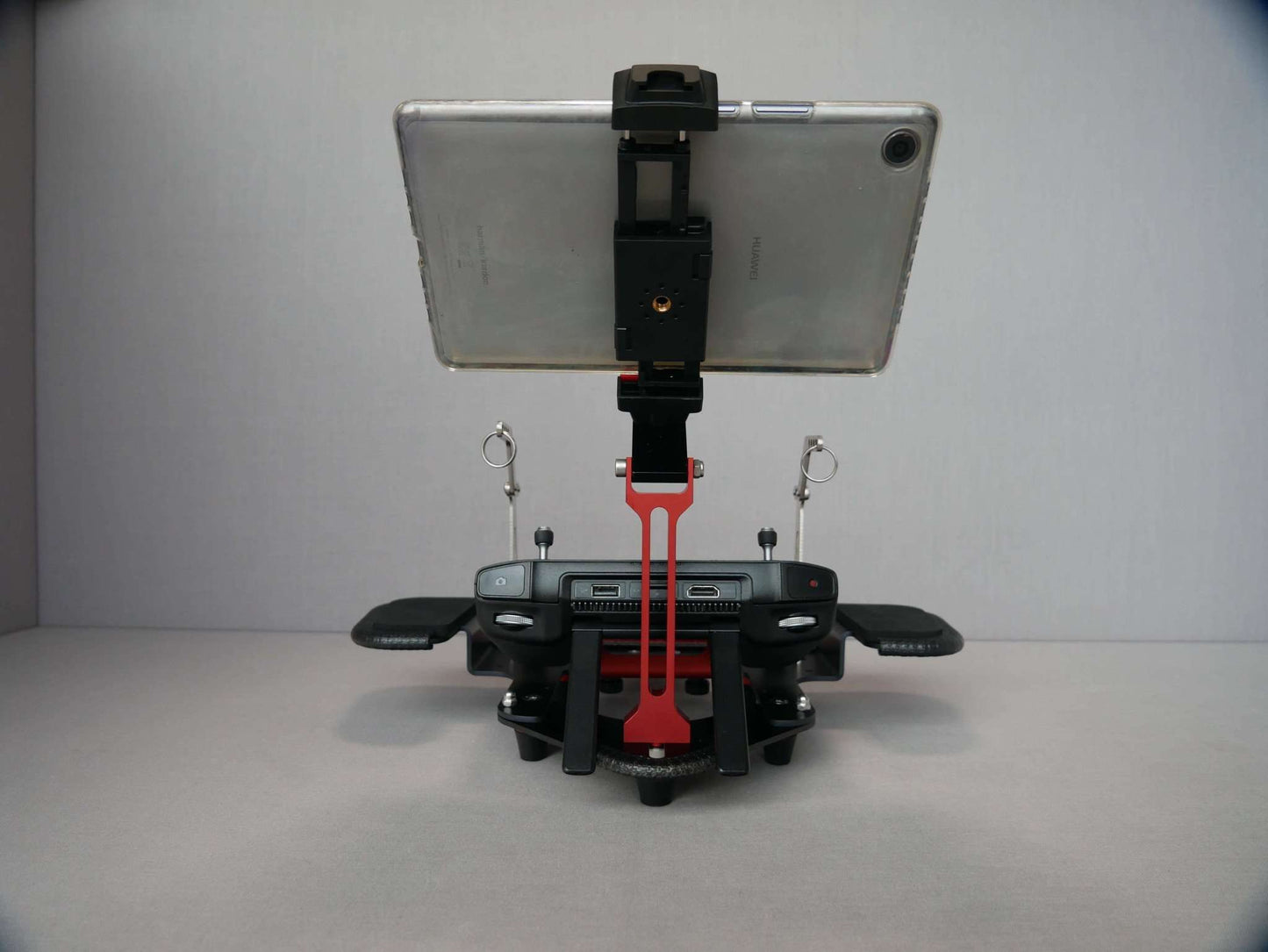 Rückansicht Handy- und Tablethalter mit 8 Zoll Tablet befestigt am DJI Smart Controller