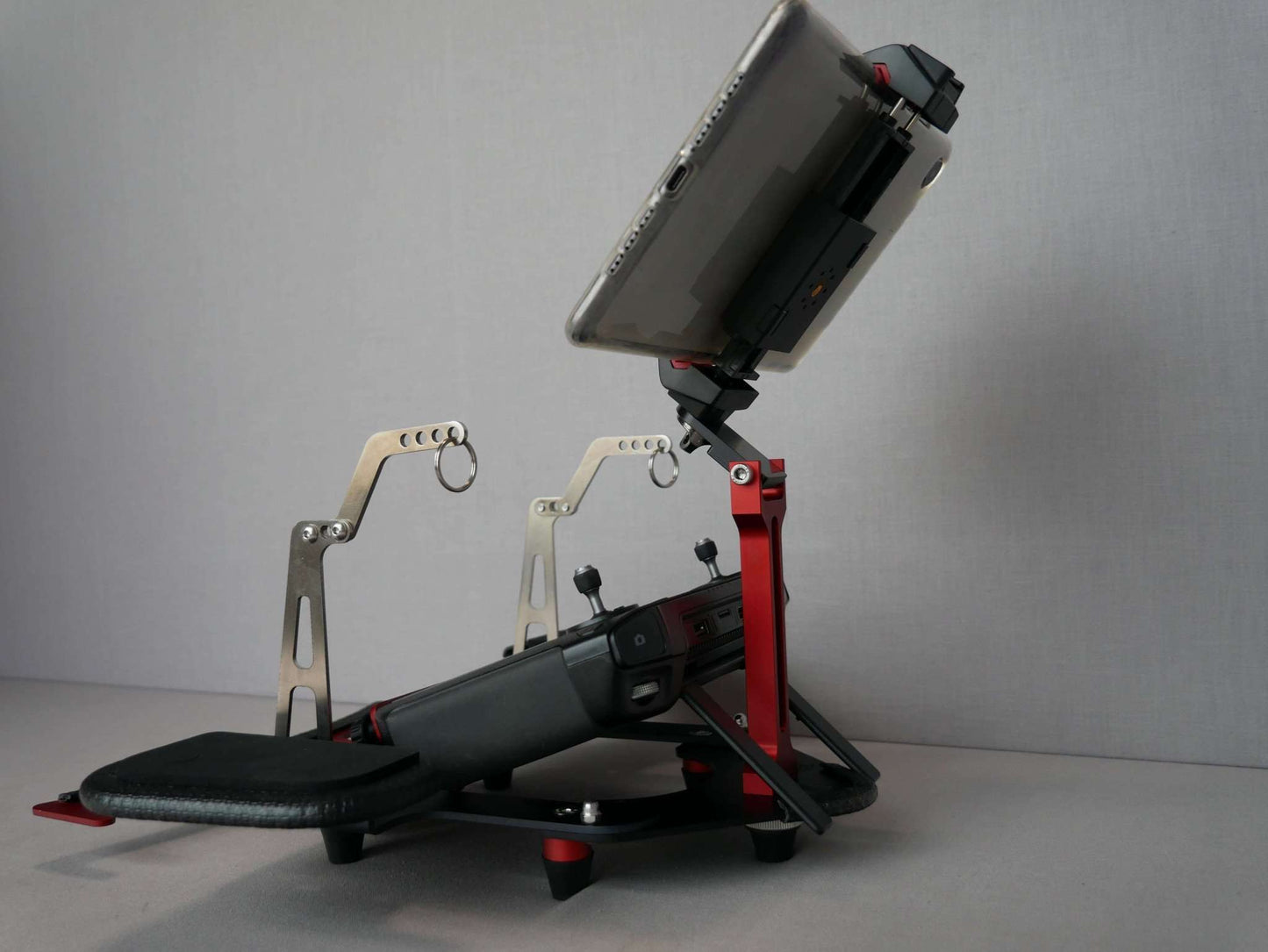Rückansicht Handy- und Tablethalter mit 8 Zoll Tablet befestigt am DJI Smart Controller.