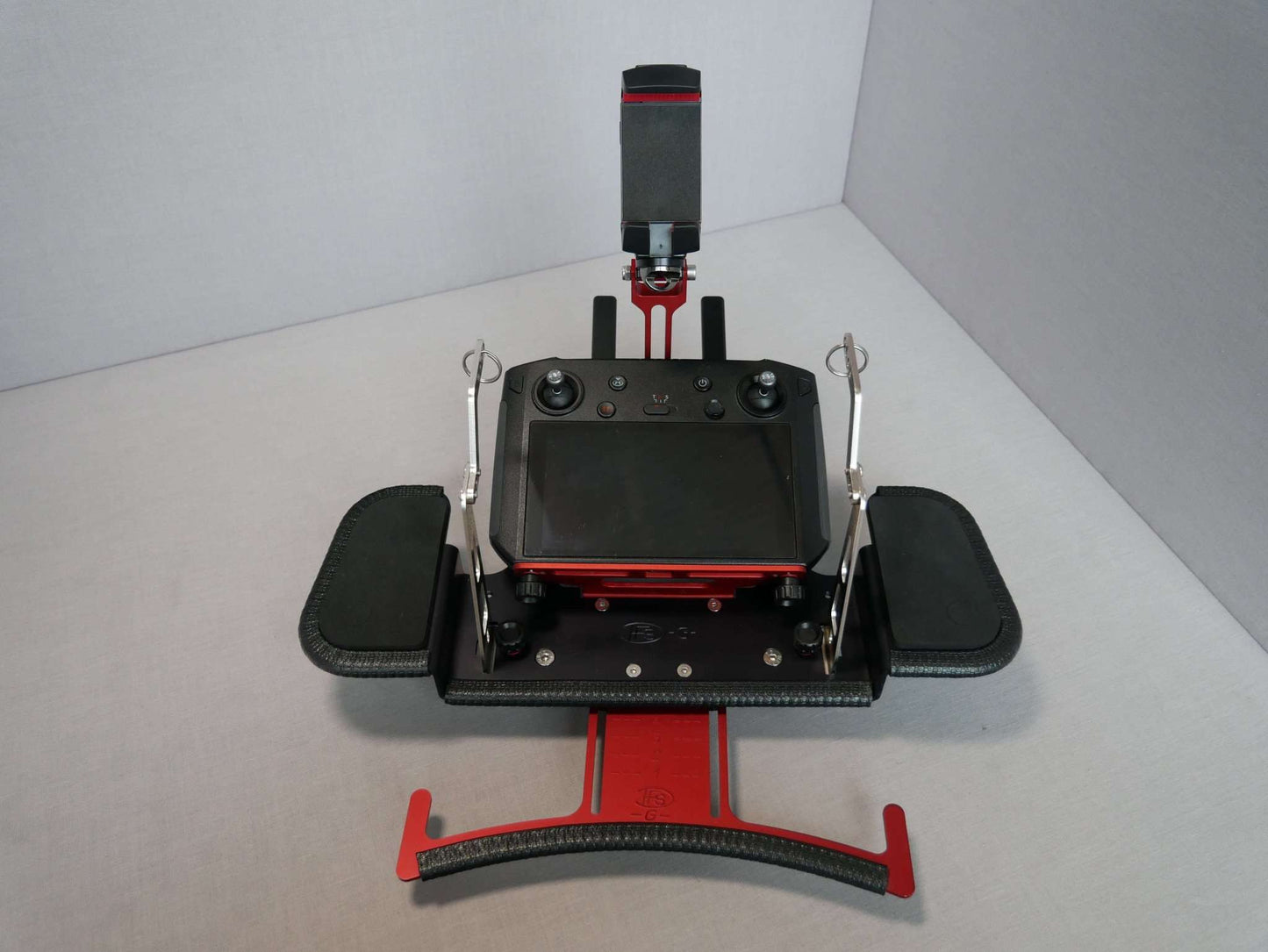 Vorderansicht Handy- und Tablethalter ohne Tablet befestigt am DJI Smart Controller