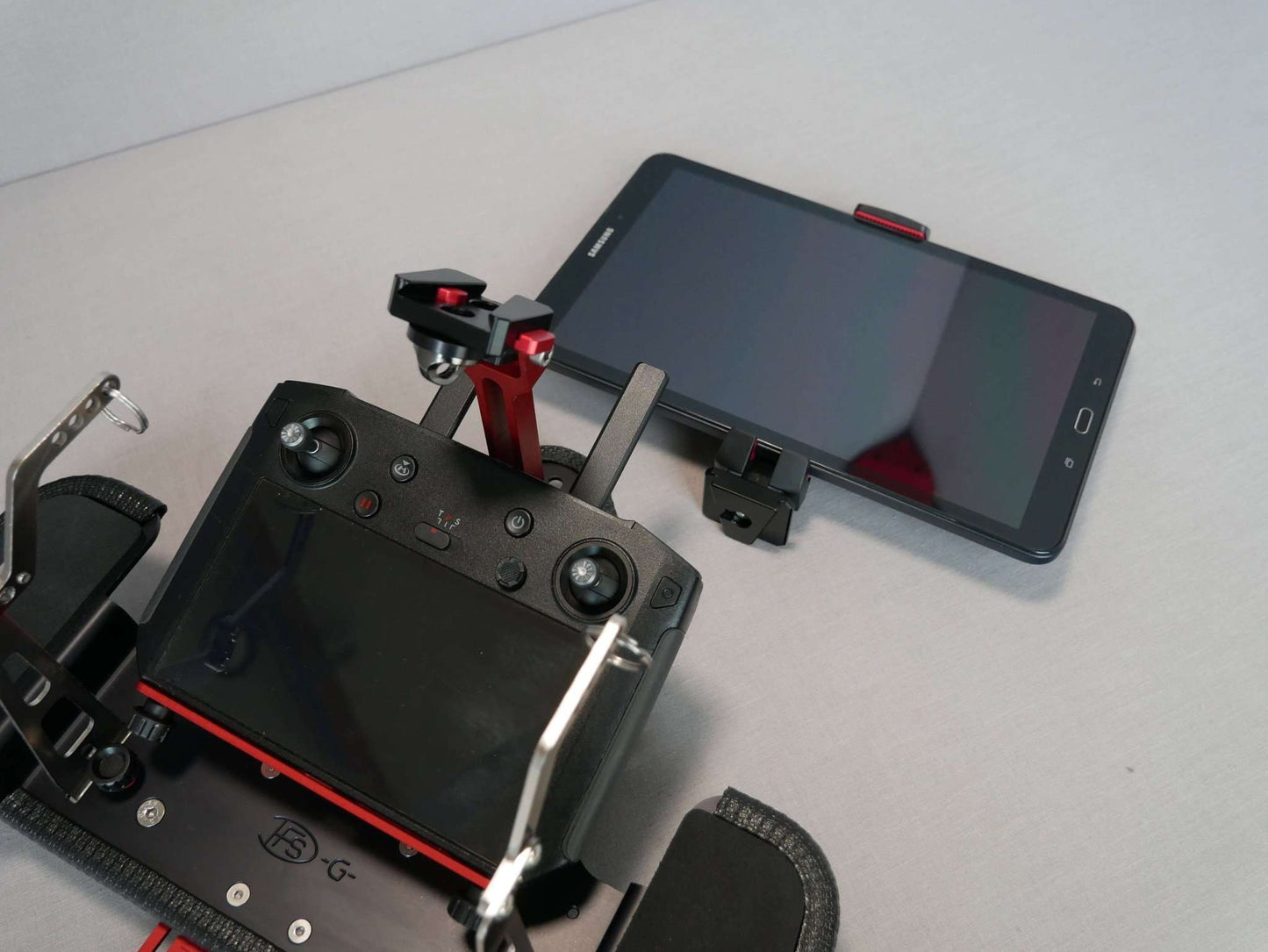 Seitenansicht Handy- und Tablethalter mit 10 Zoll Tablet neben DJI Smart Controller.