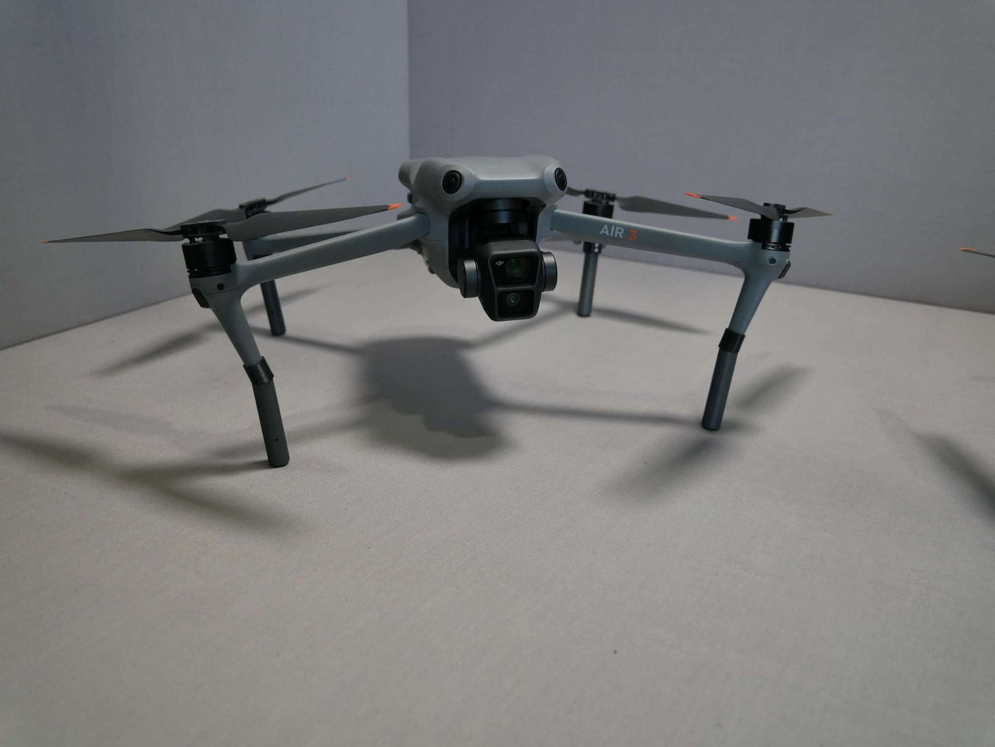 Landegestell System in grau angebracht an die DJI Air 3. Vorderansicht