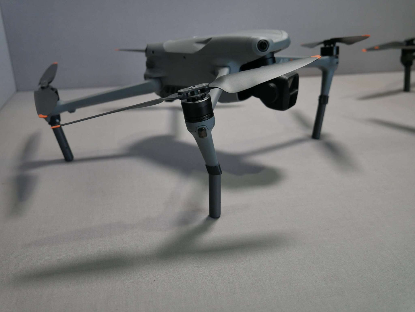 Landegestell System in grau angebracht an die DJI Air 3. Seitenansicht