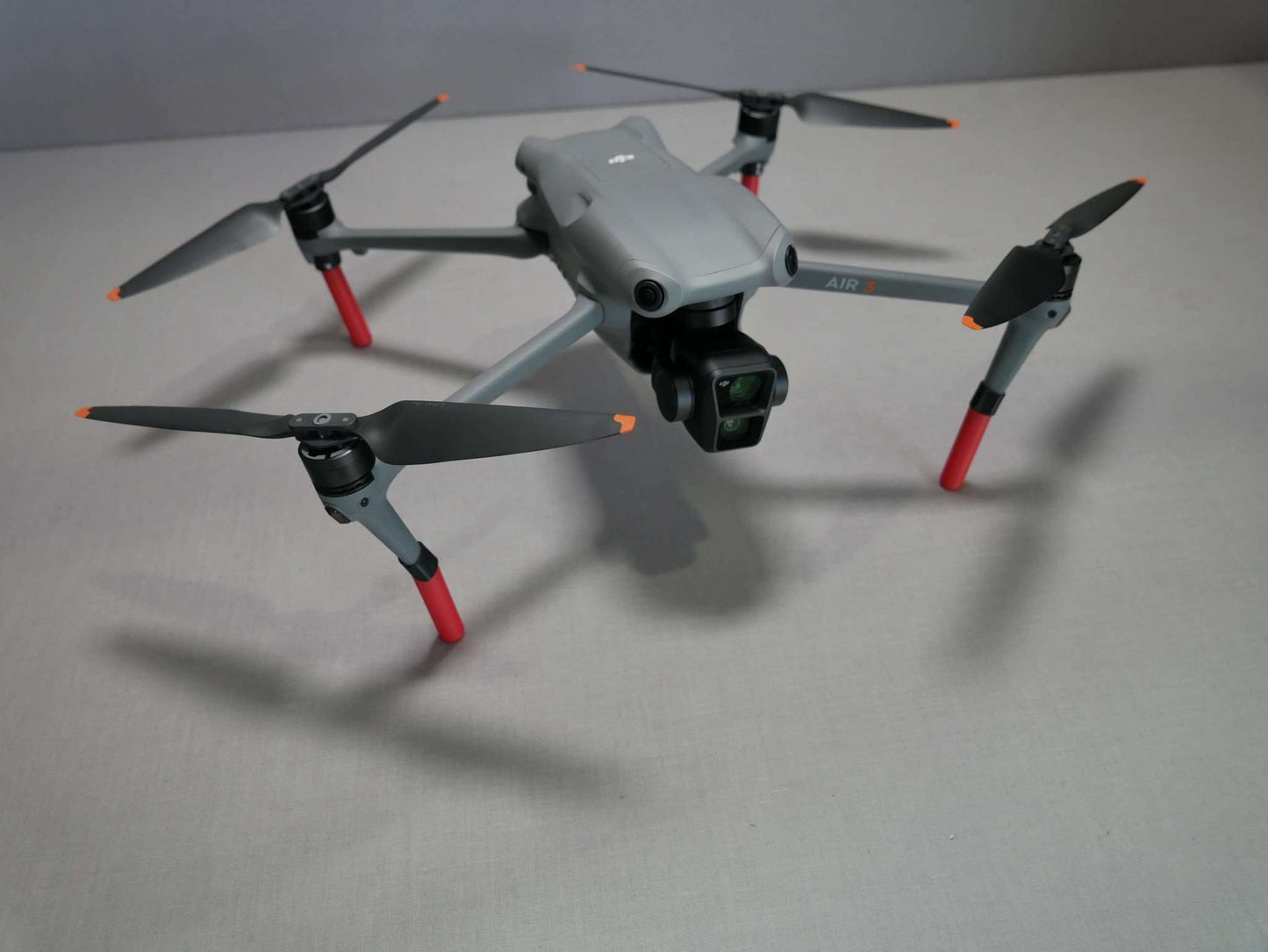 Landegestell System in rot angebracht an die DJI Air 3. Draufsicht