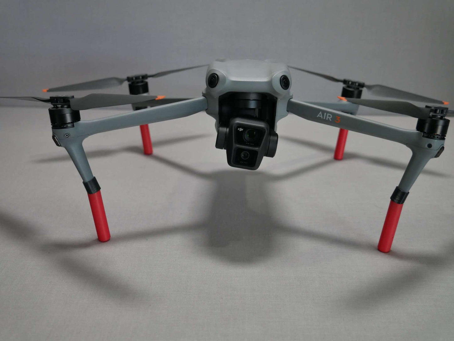 Landegestell System in rot angebracht an die DJI Air 3. Vorderansicht