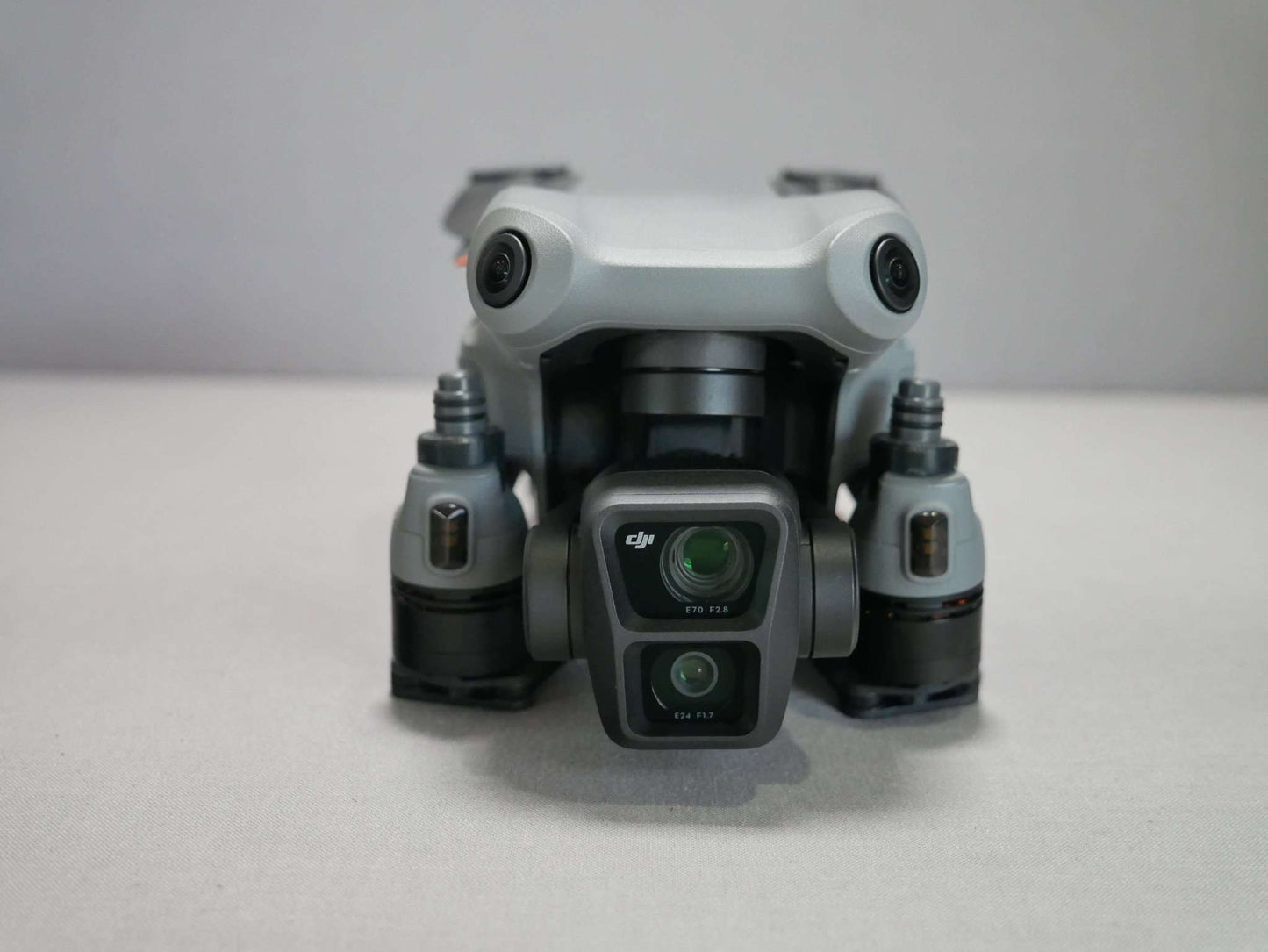 Adapter des Langestell Systems vorne bei zusammengeklappter Drohne. Vorderansicht