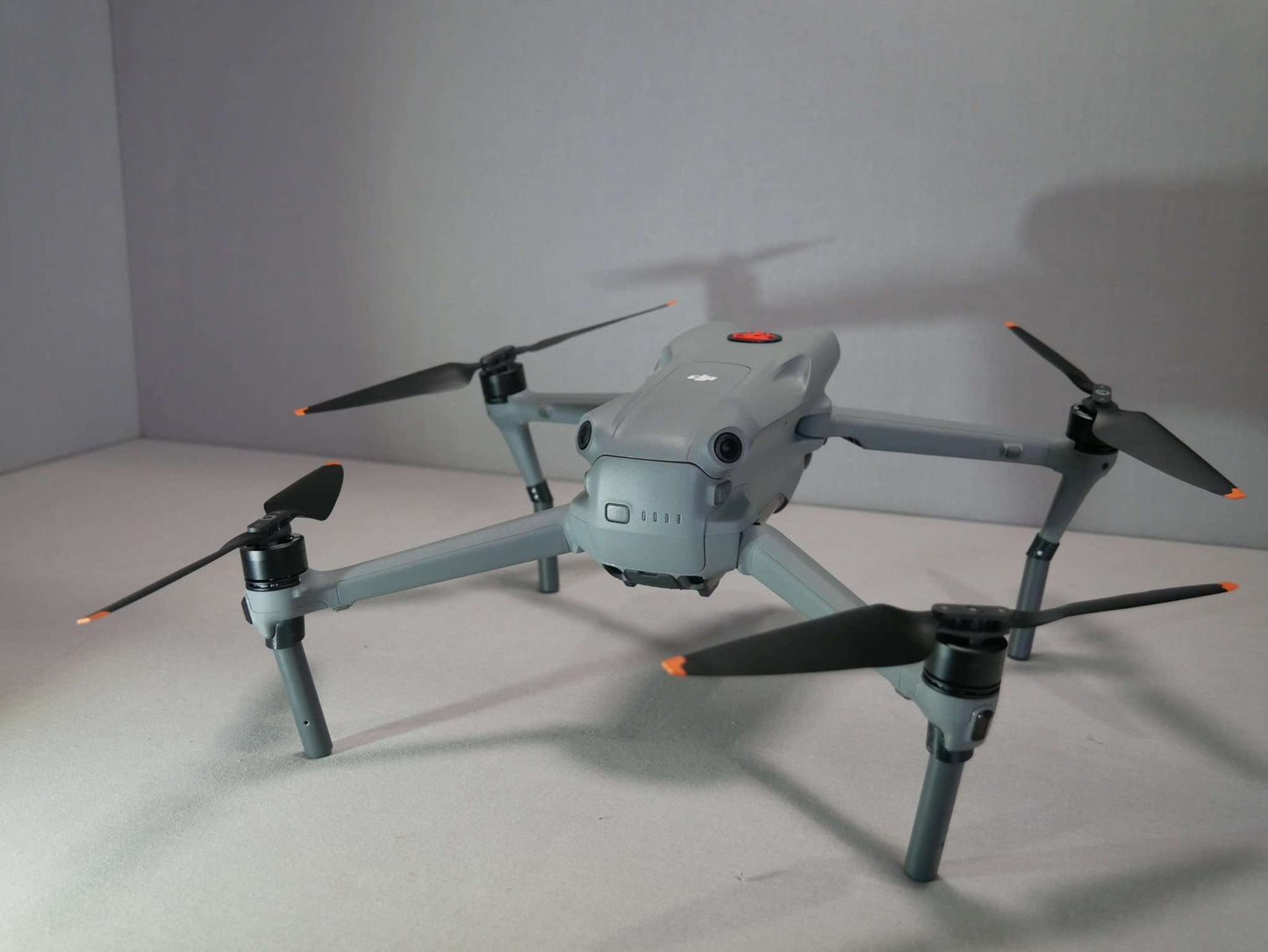 Landegestell System in grau montiert an die DJI Air 3. Rückansicht