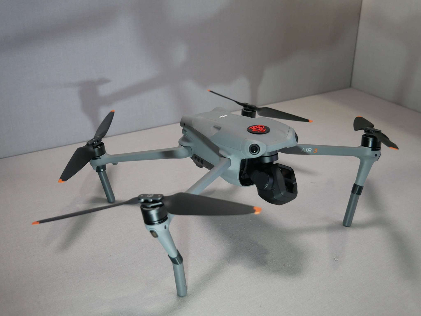 Landegestell System in grau montiert an die DJI Air 3. Vorderansicht