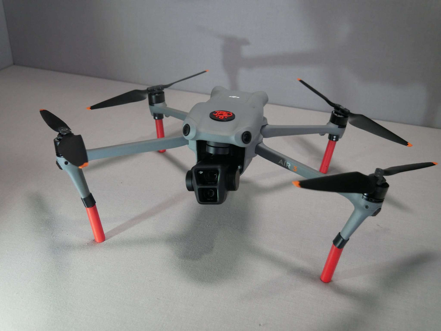 Landegestell System in rot montiert an die DJI Air 3. Vorderansicht
